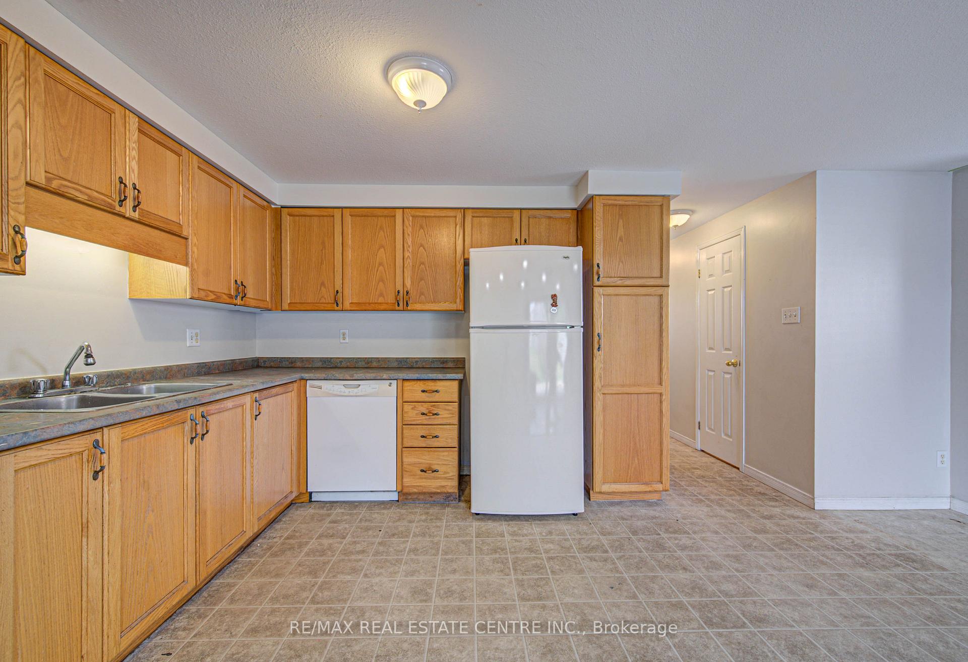 Photo 11 of 155 Highbrook Street, Kitchener, Laurentian Hills/Country Hills W — HOMEH