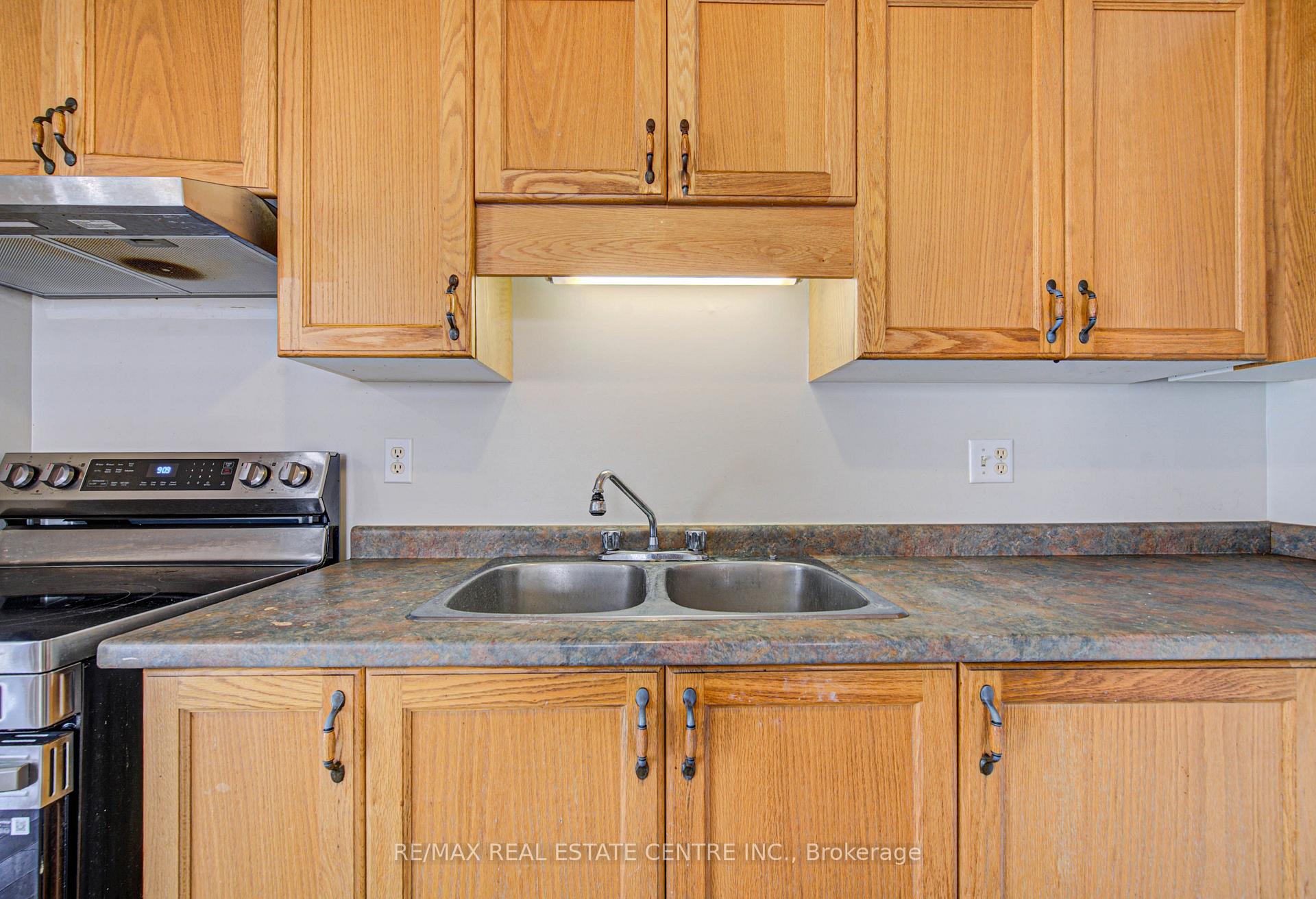 Photo 12 of 155 Highbrook Street, Kitchener, Laurentian Hills/Country Hills W — HOMEH
