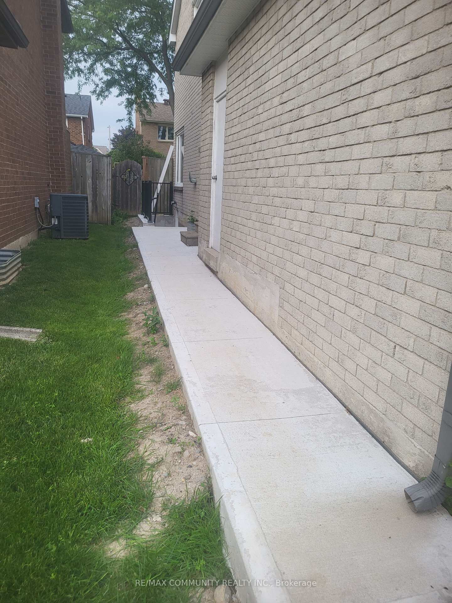 Photo 3 of Unit Basement, 609 Amberwood Crescent, Pickering, Amberlea — HOMEH