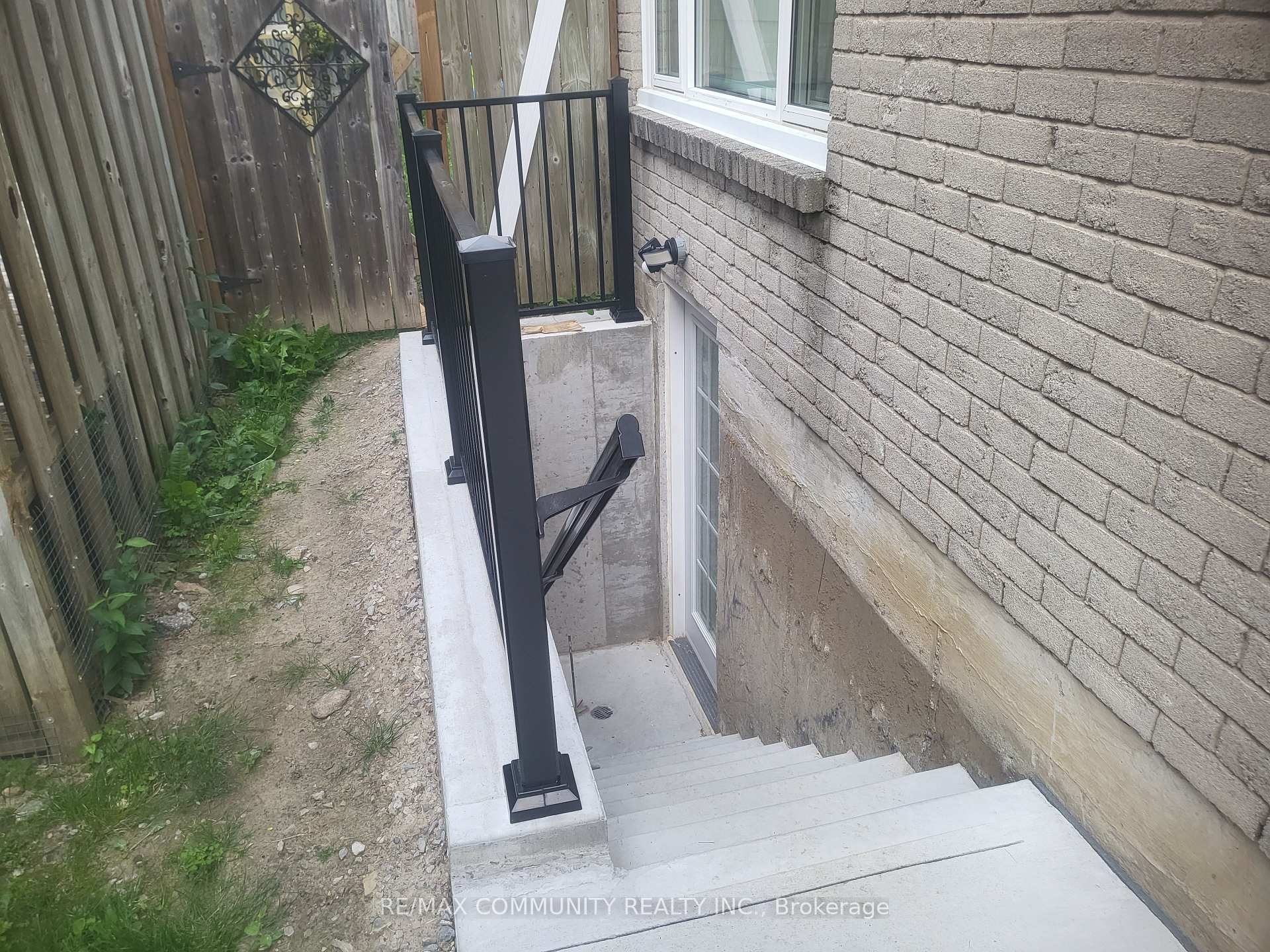 Photo 4 of Unit Basement, 609 Amberwood Crescent, Pickering, Amberlea — HOMEH