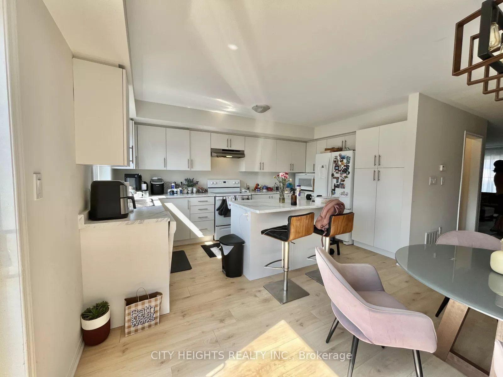 Photo 8 of 92 Jerome Way, Clarington, Bowmanville — HOMEH