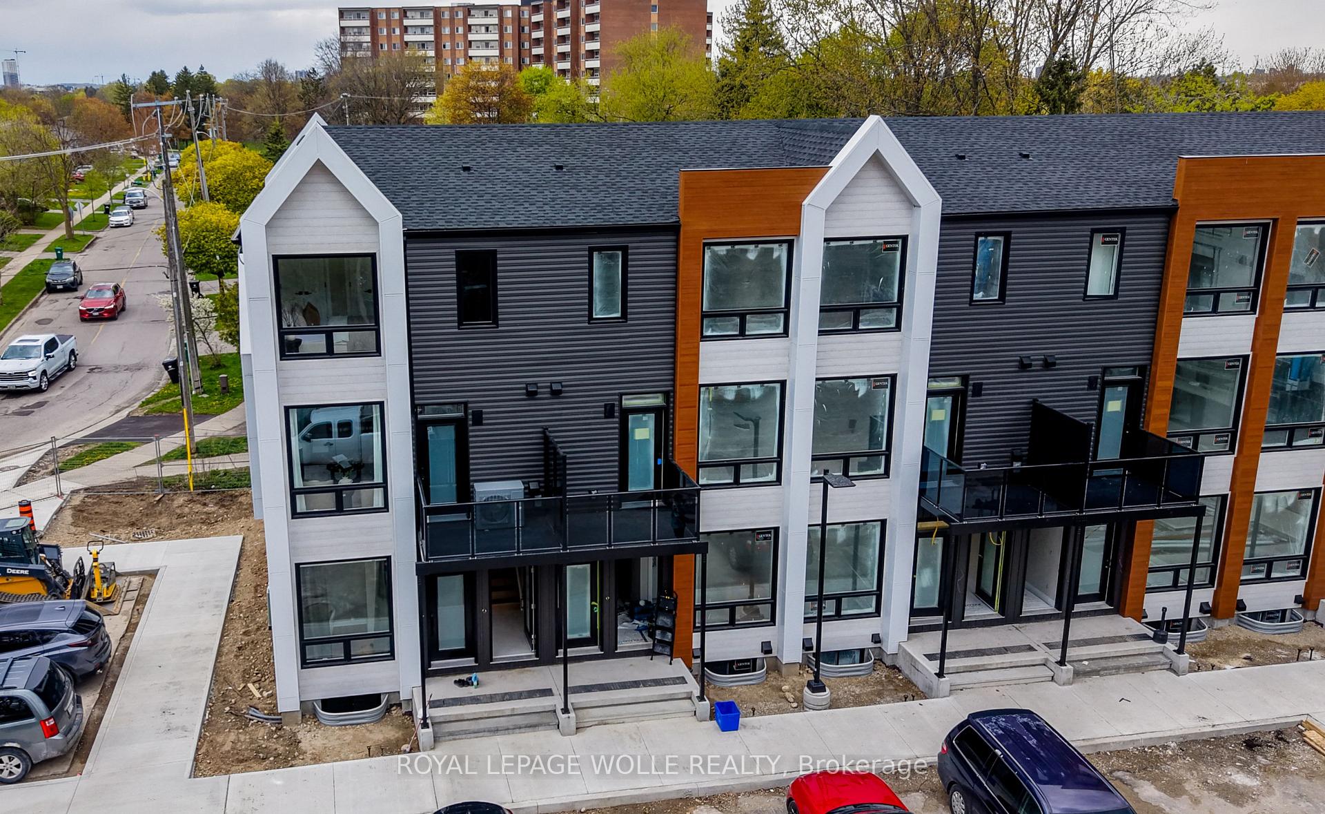 Photo 3 of Unit UNIT 15 (THE GROVE), 210 Heritage Drive, Kitchener, Grand River North — HOMEH