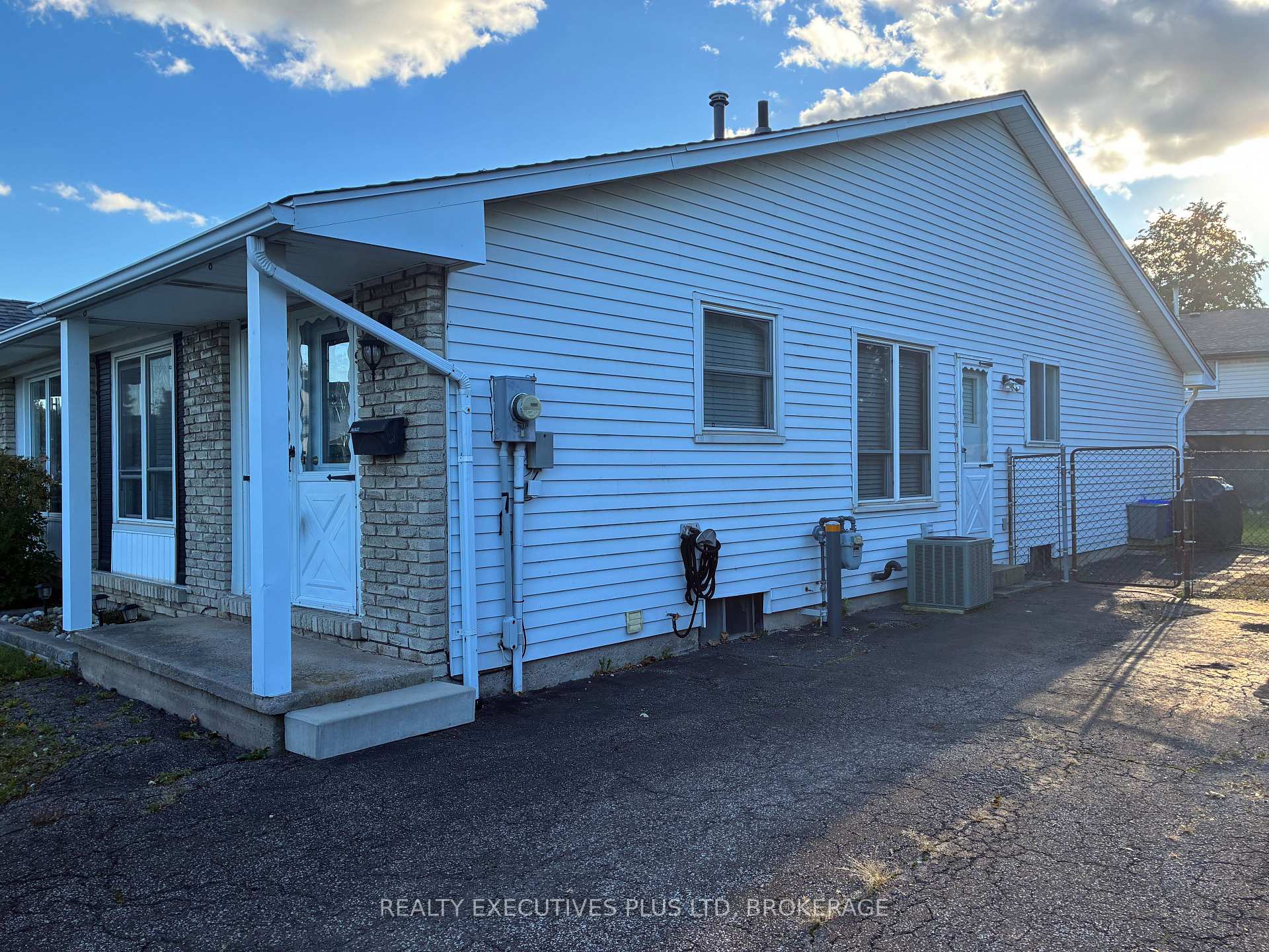 Photo 2 of 94 Carriage Road, St. Catharines, Secord Woods — HOMEH