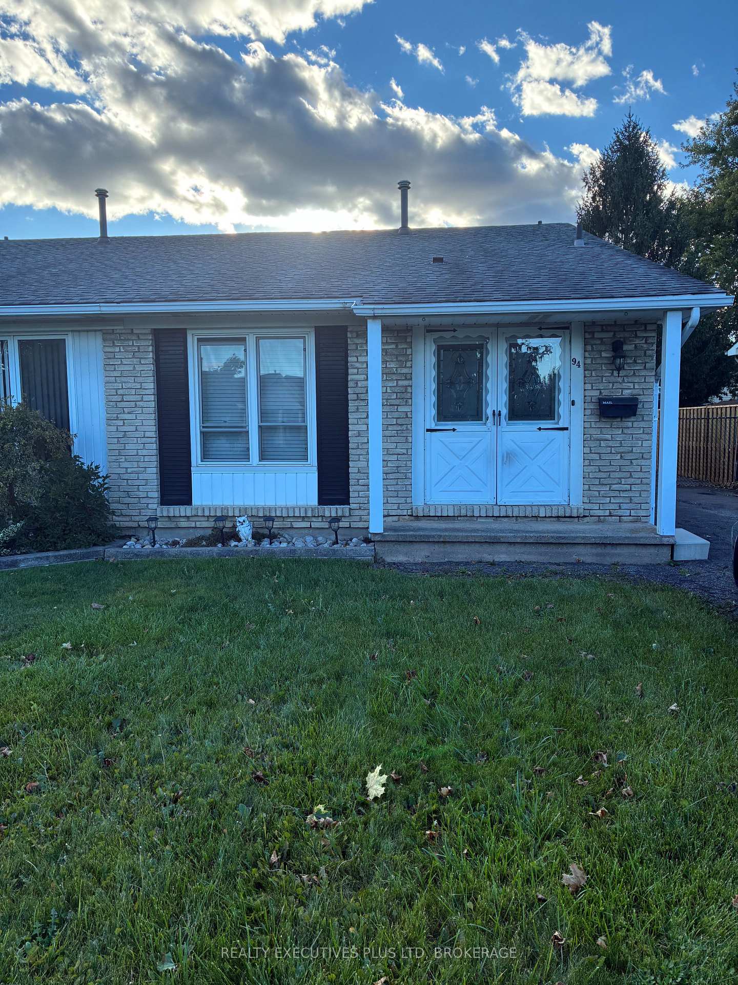 Photo 4 of 94 Carriage Road, St. Catharines, Secord Woods — HOMEH