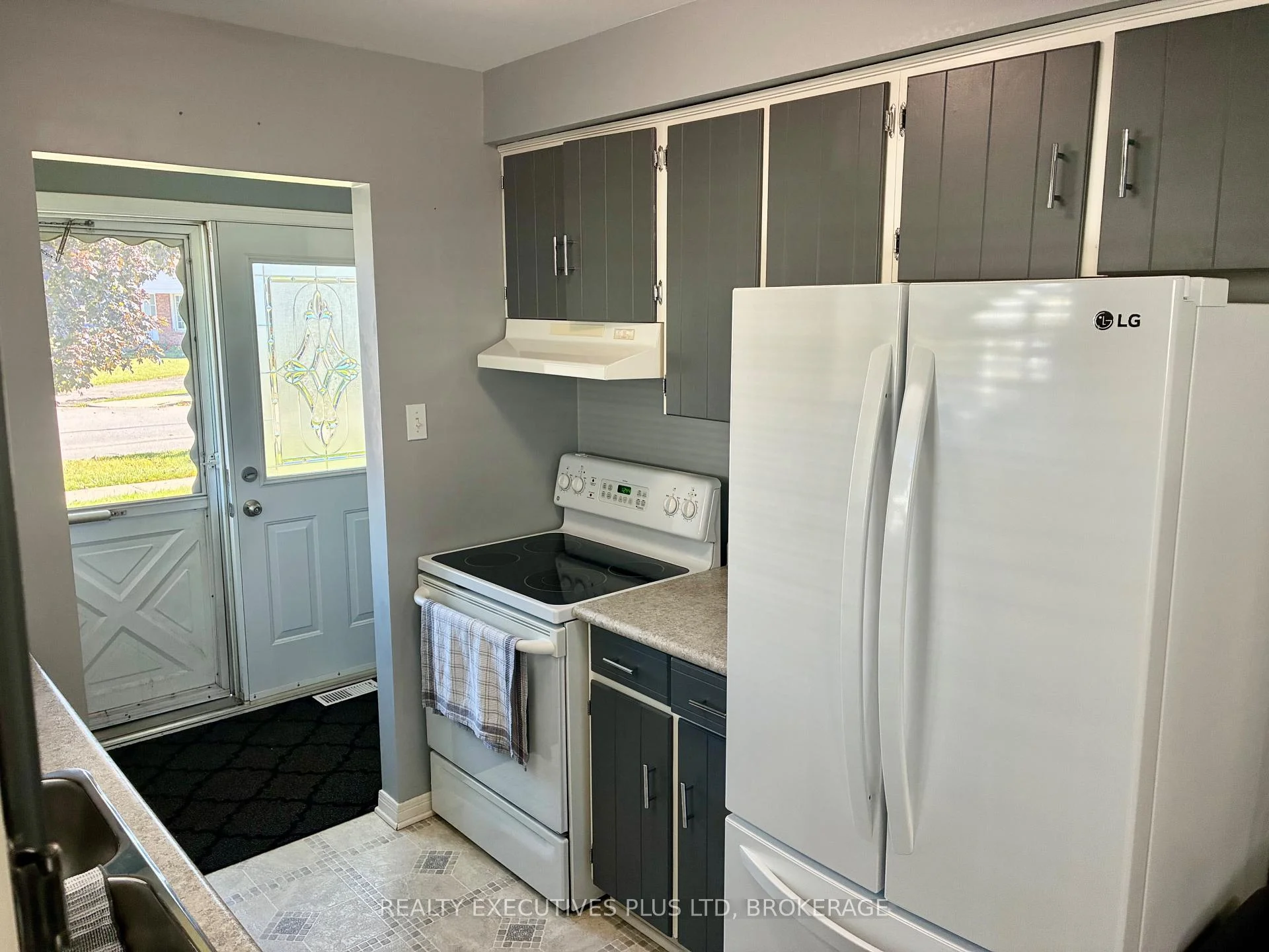 Photo 17 of 94 Carriage Road, St. Catharines, Secord Woods — HOMEH