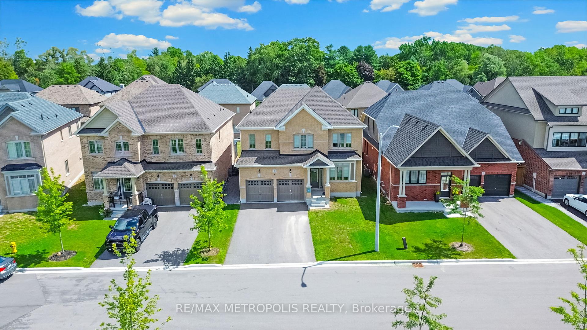 Photo 2 of 15 Douglas Kemp Crescent, Clarington, Bowmanville — HOMEH