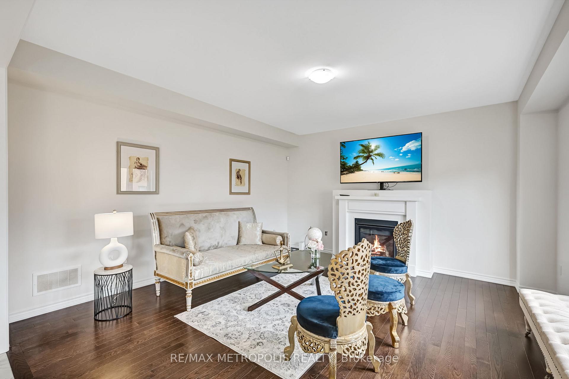 Photo 8 of 15 Douglas Kemp Crescent, Clarington, Bowmanville — HOMEH