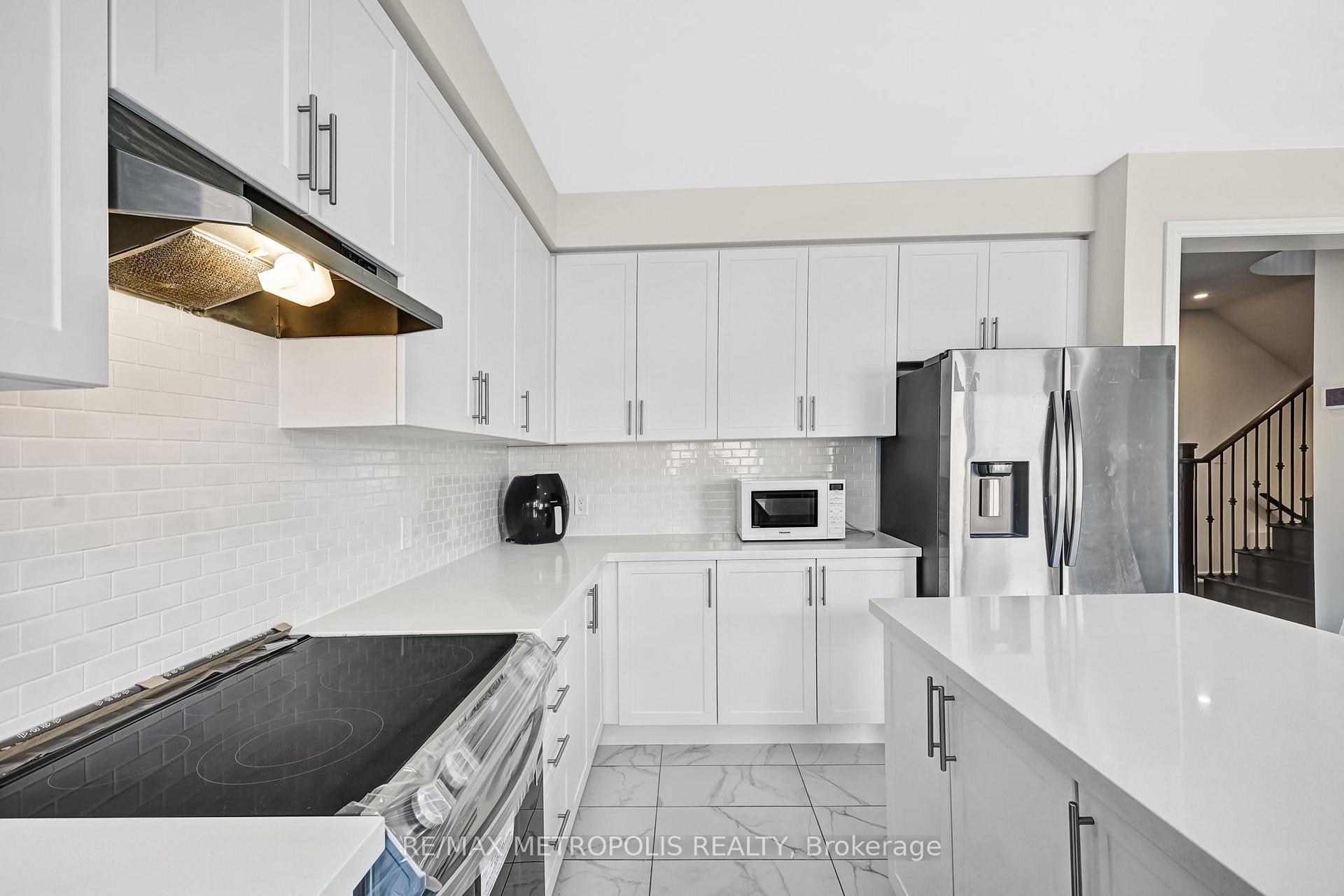 Photo 16 of 15 Douglas Kemp Crescent, Clarington, Bowmanville — HOMEH