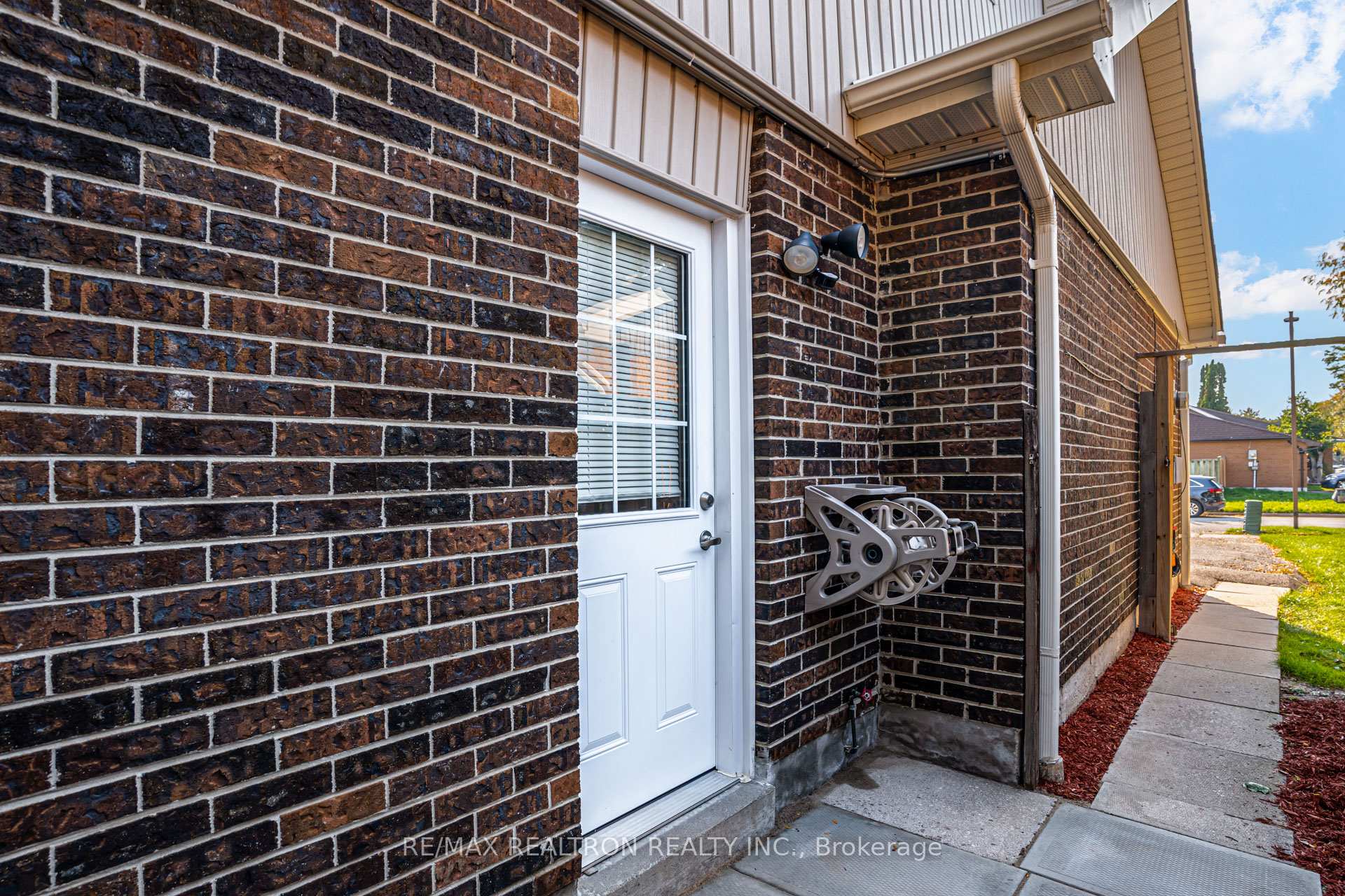 Photo 2 of 718 Edgewood Road S, Pickering, Amberlea — HOMEH