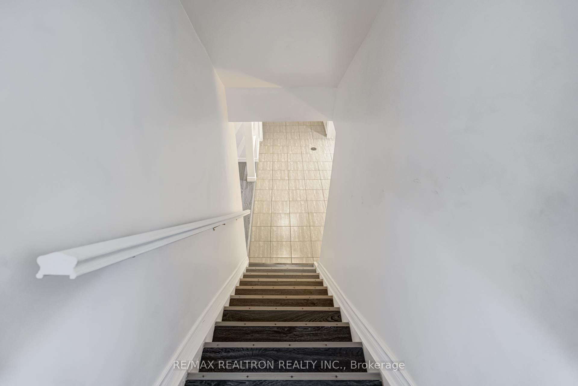 Photo 3 of 718 Edgewood Road S, Pickering, Amberlea — HOMEH