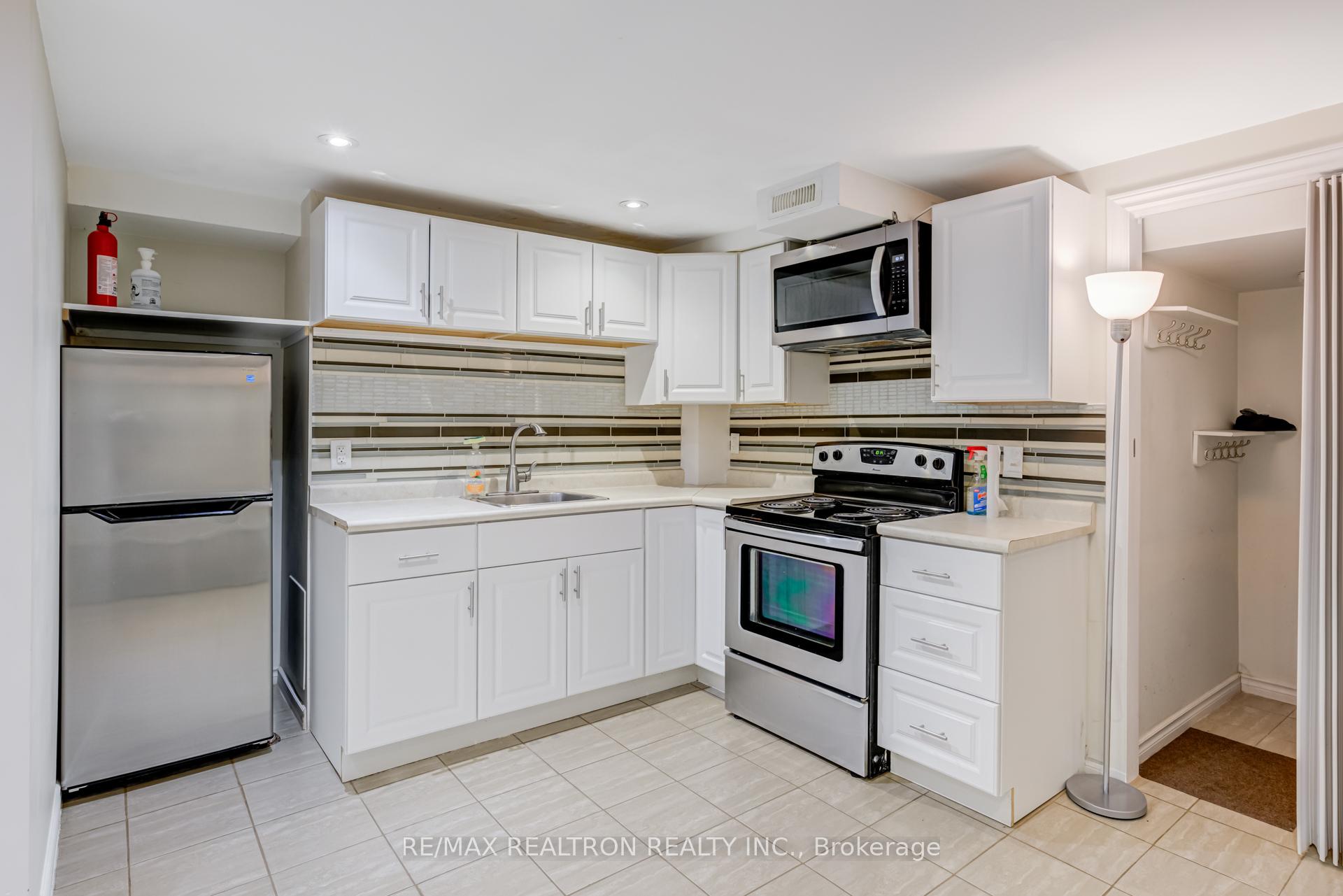 Photo 5 of 718 Edgewood Road S, Pickering, Amberlea — HOMEH