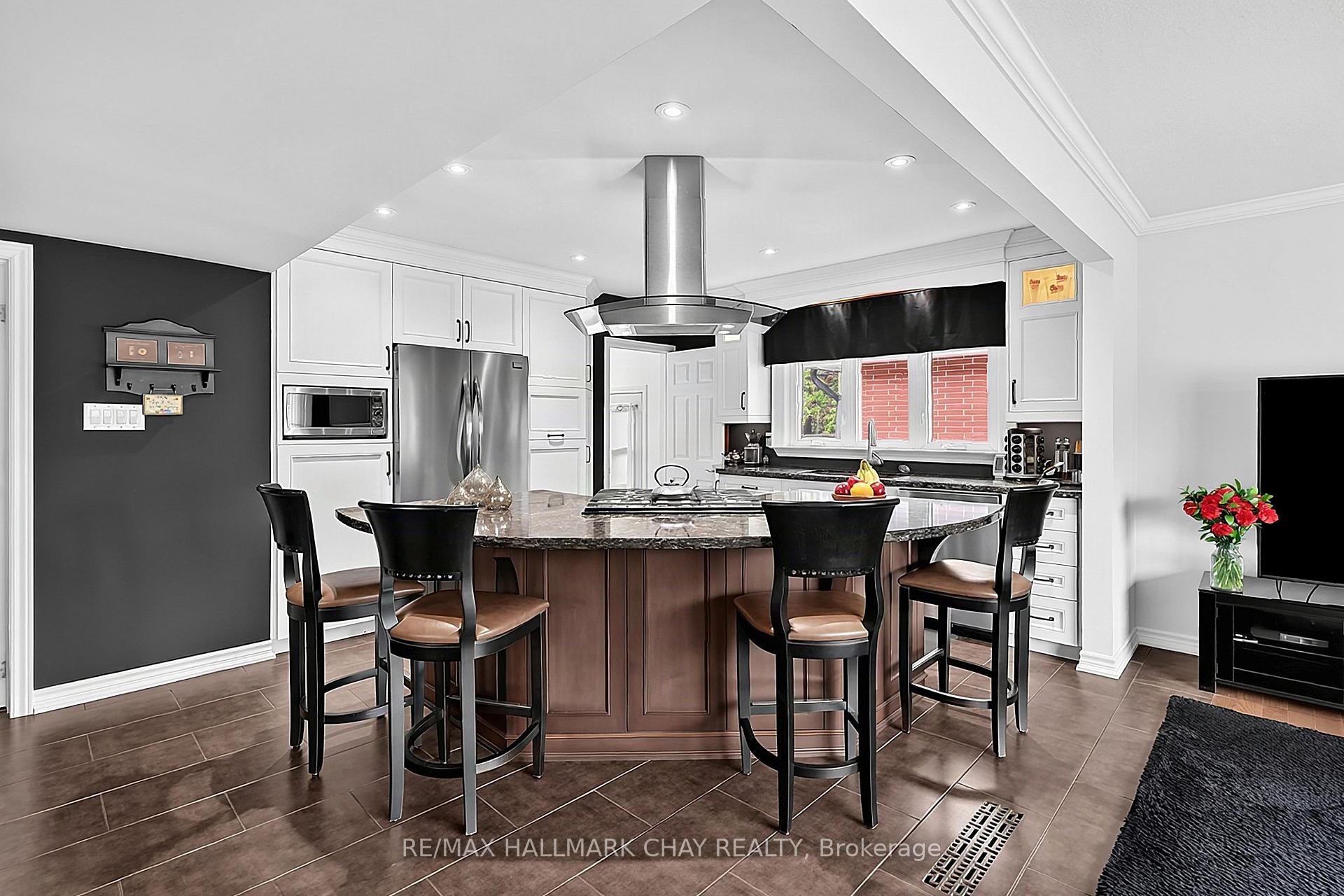 Photo 3 of 23 Marion Crescent, Barrie, Wellington — HOMEH