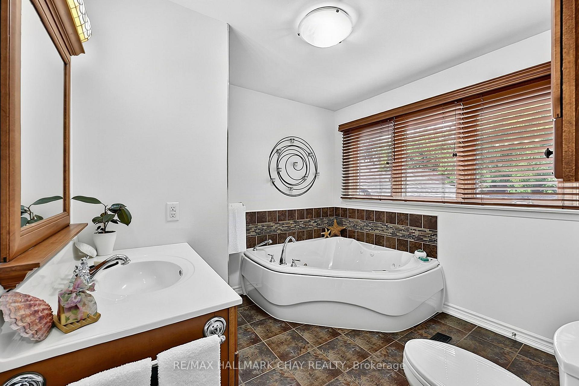 Photo 14 of 23 Marion Crescent, Barrie, Wellington — HOMEH