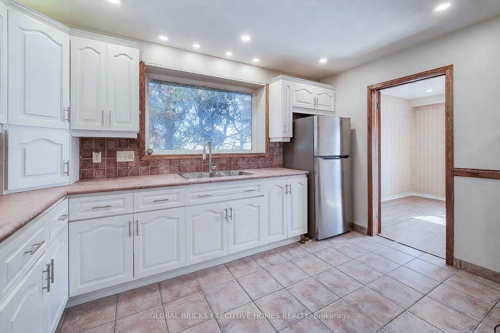 Photo 3 of 833 North Service Road, Hamilton, Lakeshore — HOMEH