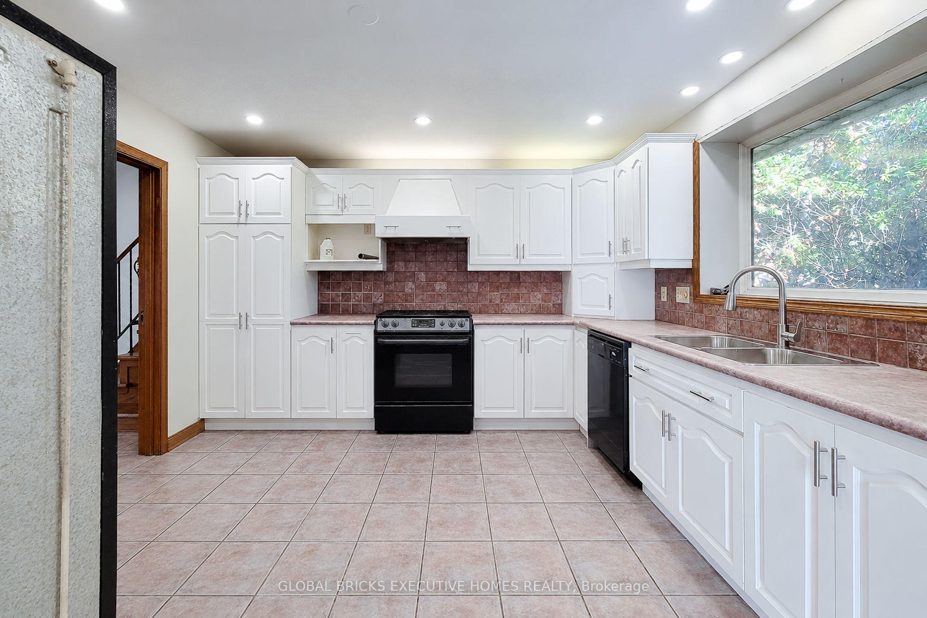 Photo 4 of 833 North Service Road, Hamilton, Lakeshore — HOMEH