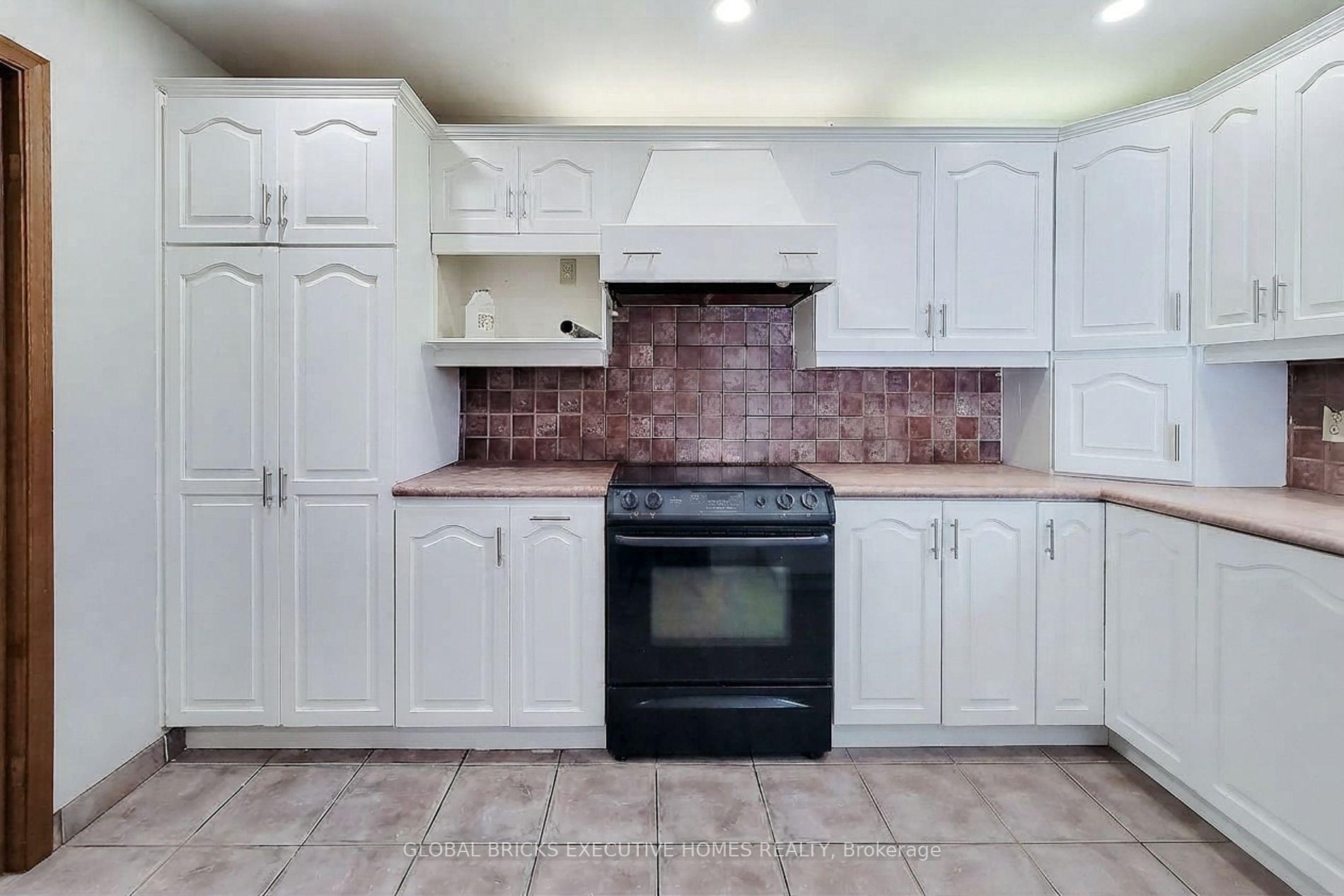 Photo 5 of 833 North Service Road, Hamilton, Lakeshore — HOMEH