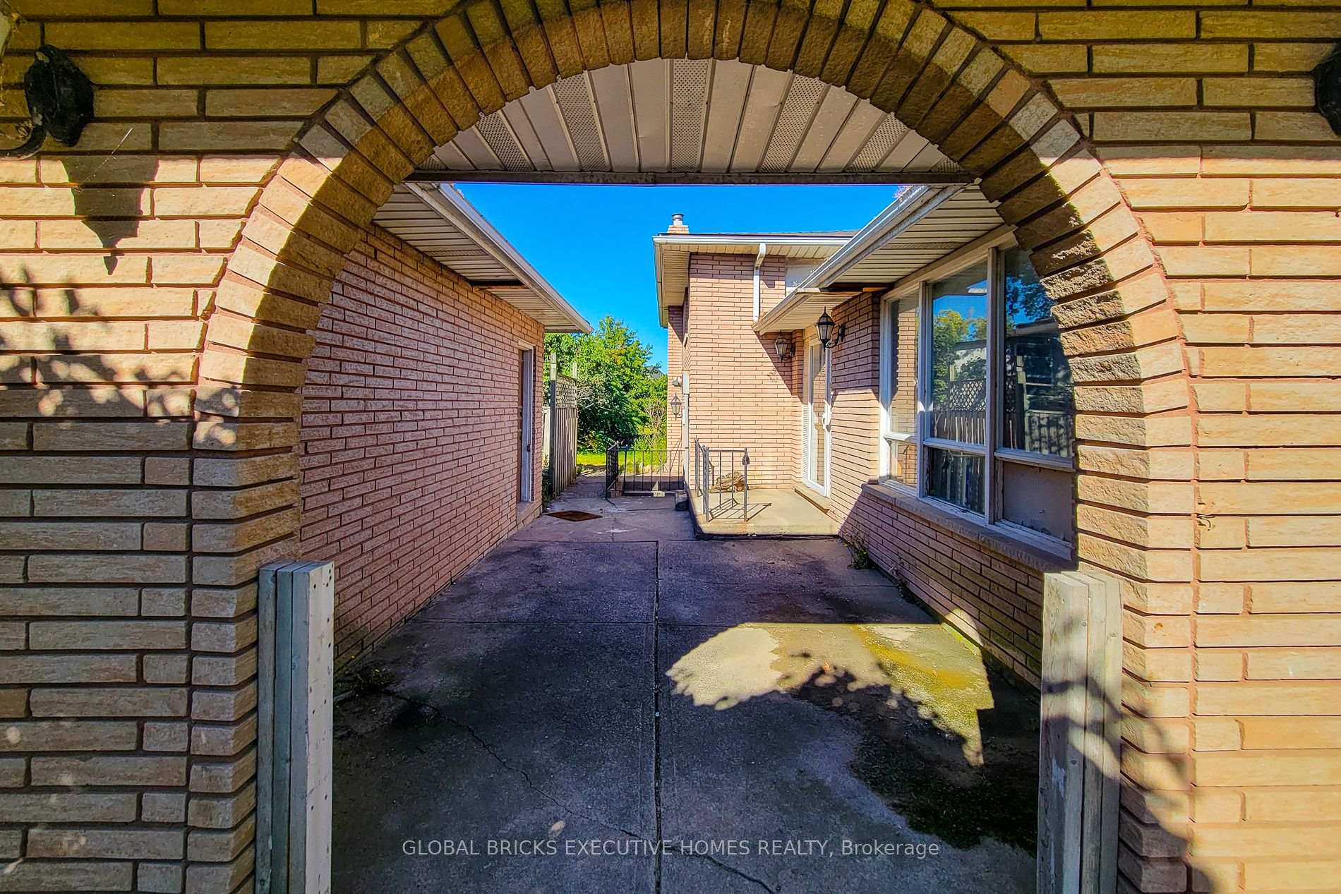 Photo 11 of 833 North Service Road, Hamilton, Lakeshore — HOMEH