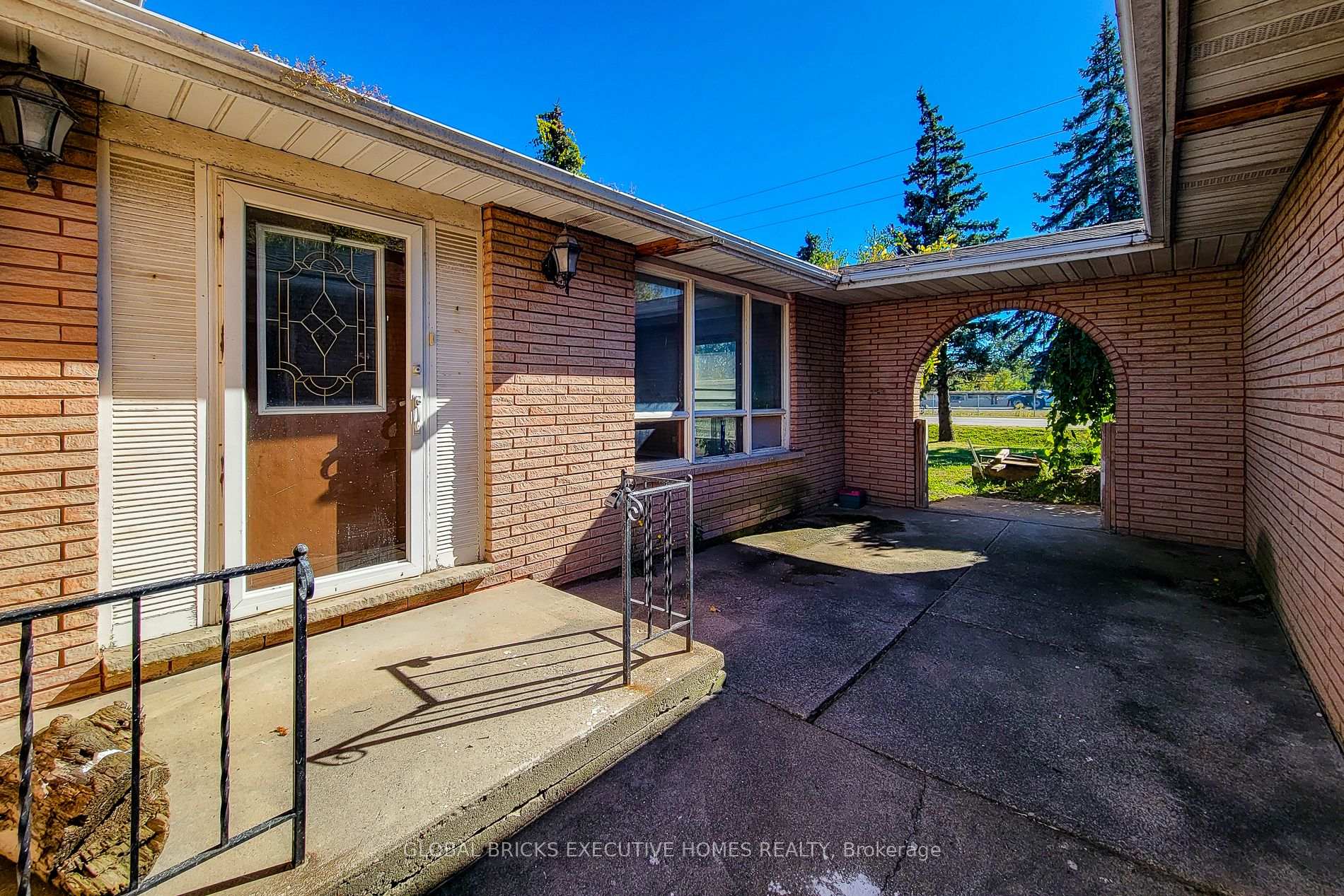 Photo 12 of 833 North Service Road, Hamilton, Lakeshore — HOMEH