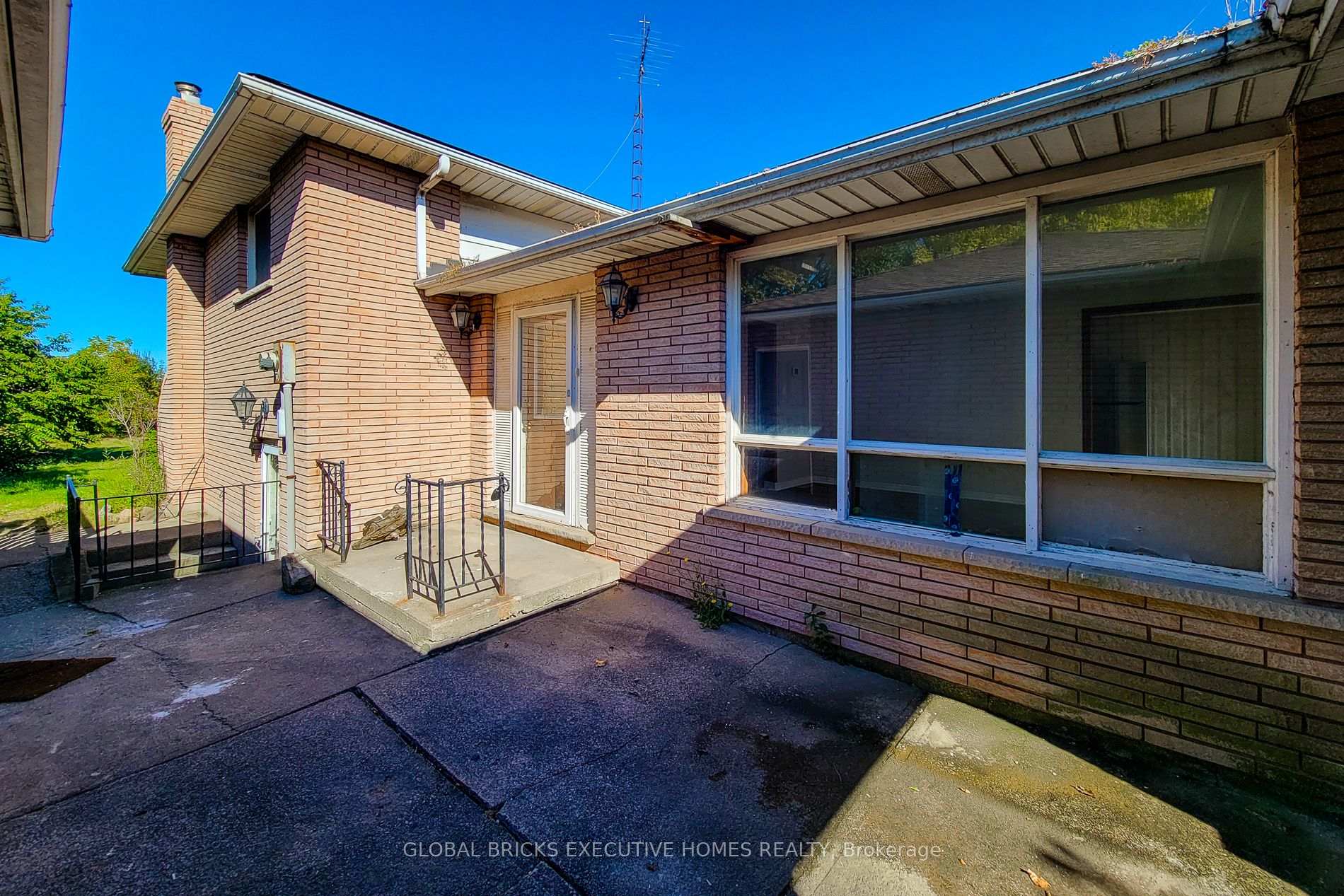 Photo 13 of 833 North Service Road, Hamilton, Lakeshore — HOMEH