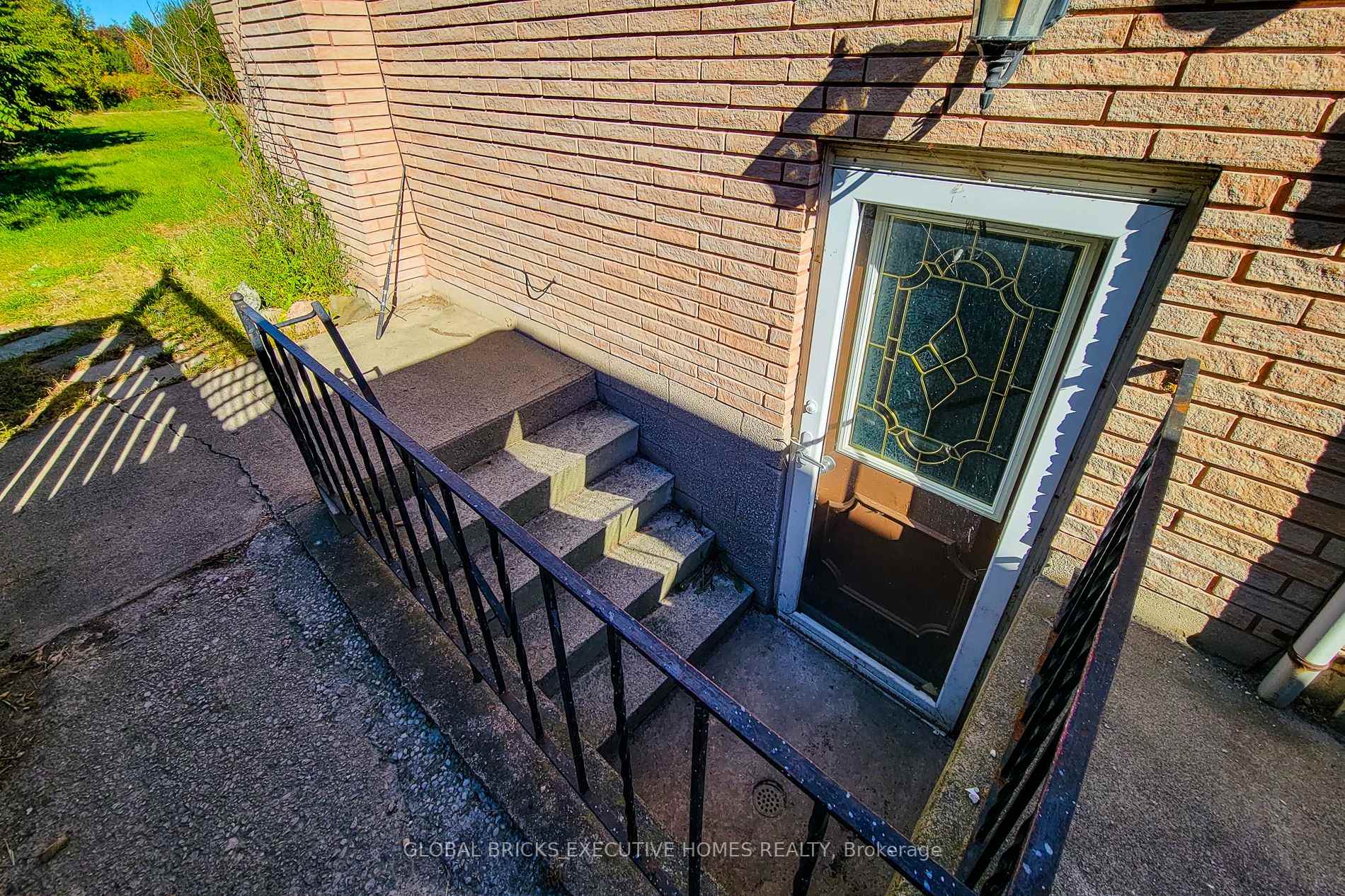 Photo 14 of 833 North Service Road, Hamilton, Lakeshore — HOMEH