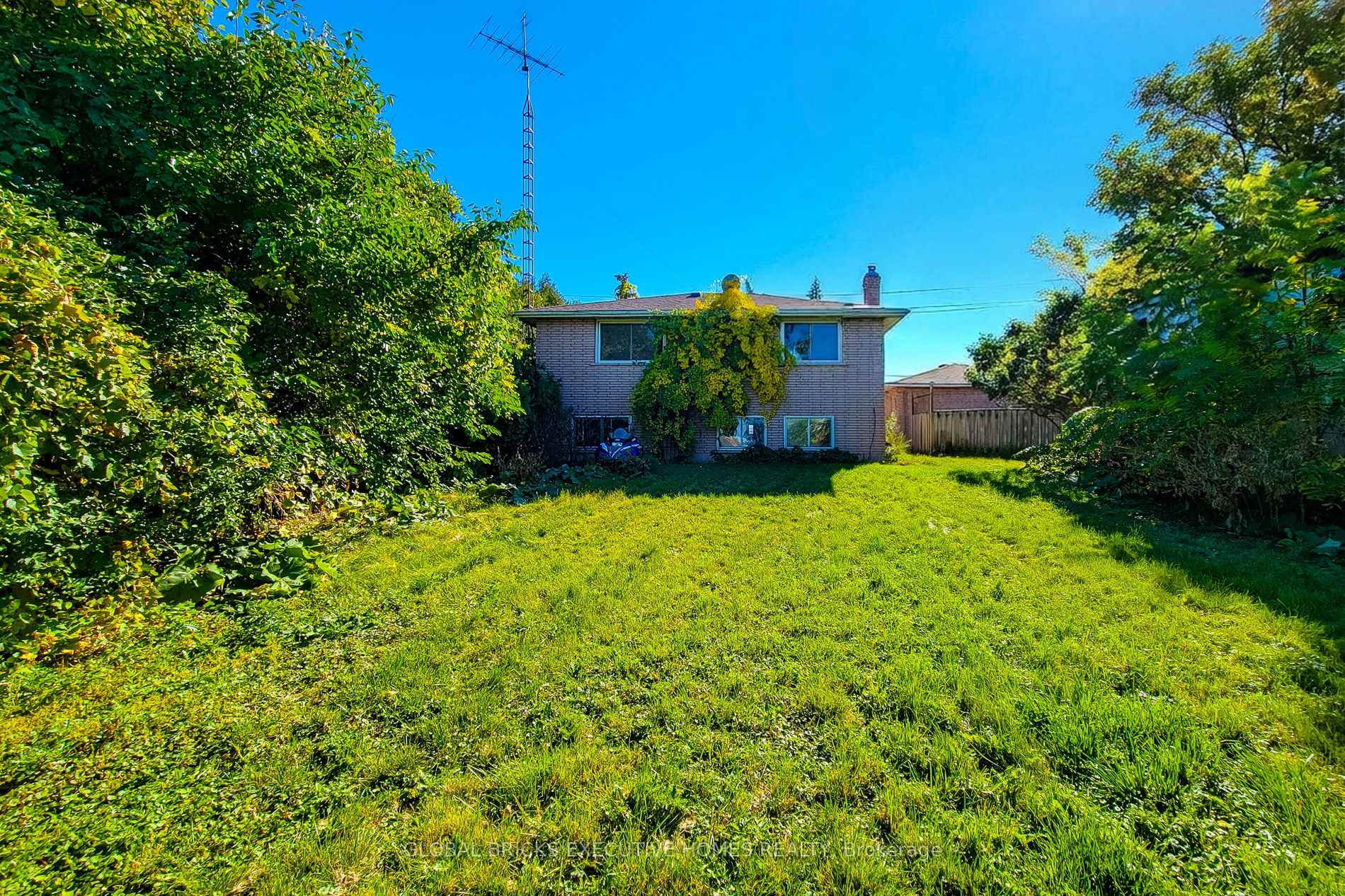 Photo 16 of 833 North Service Road, Hamilton, Lakeshore — HOMEH