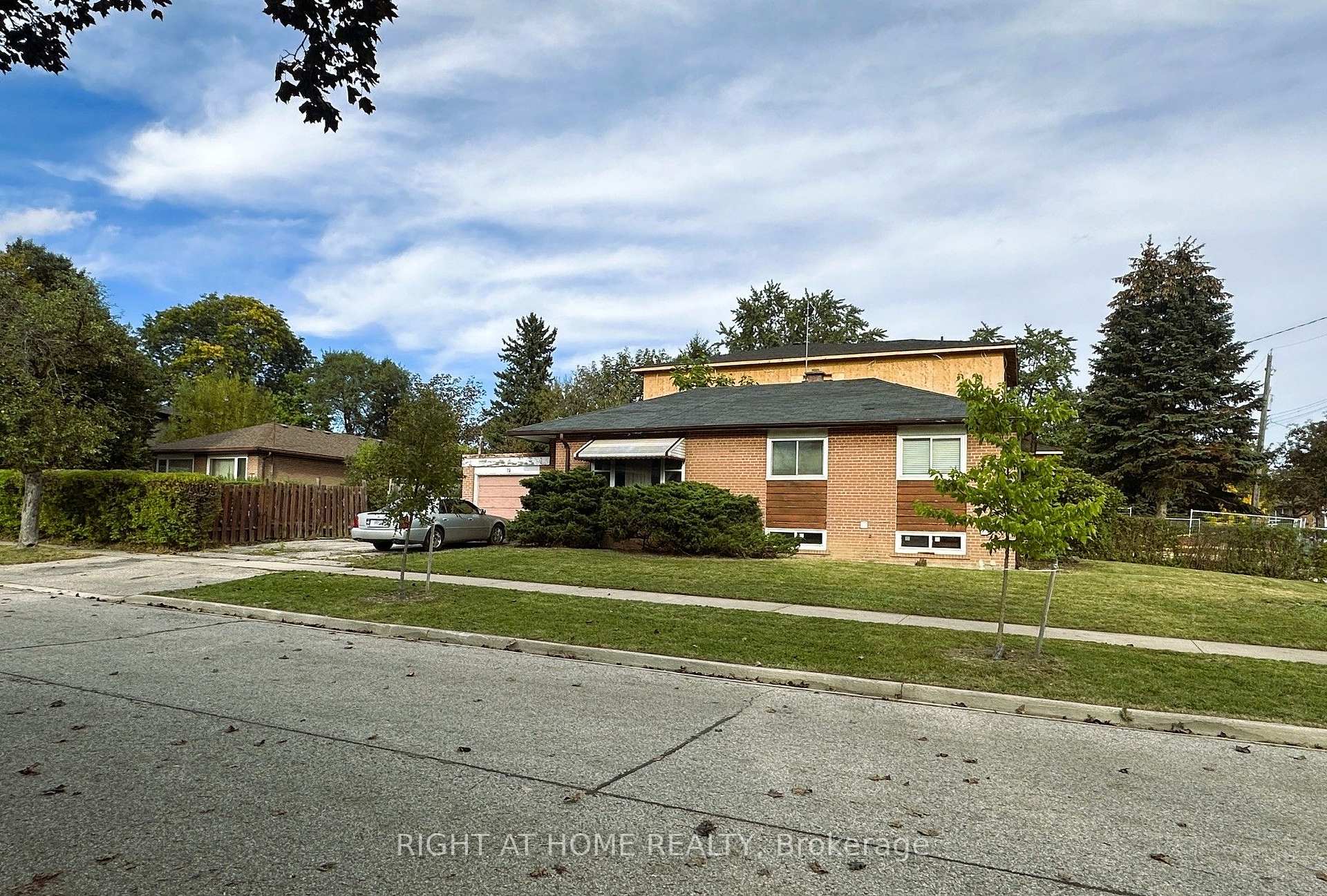 Photo 2 of 19 Upminster Crescent, Etobicoke, Eringate-Centennial-West Deane — HOMEH