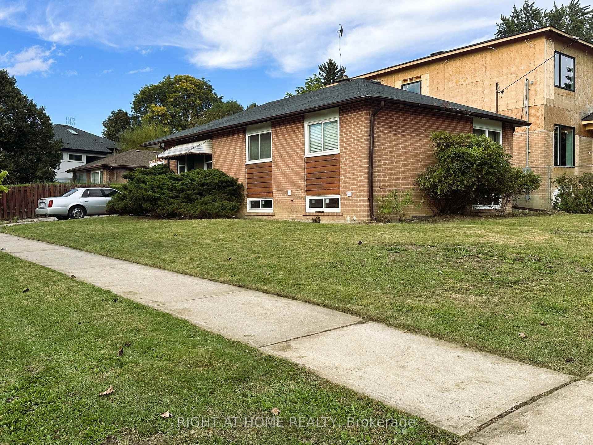 Photo 3 of 19 Upminster Crescent, Etobicoke, Eringate-Centennial-West Deane — HOMEH