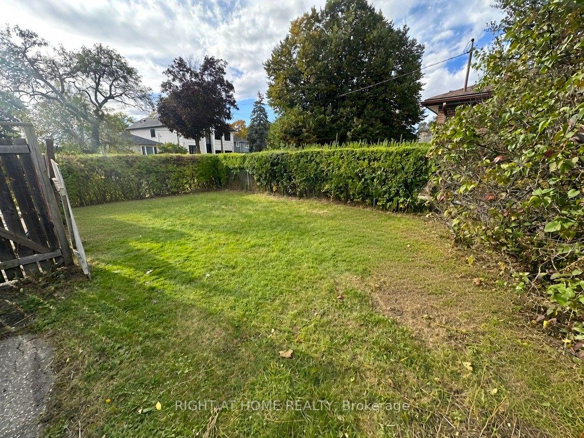 Photo 4 of 19 Upminster Crescent, Etobicoke, Eringate-Centennial-West Deane — HOMEH