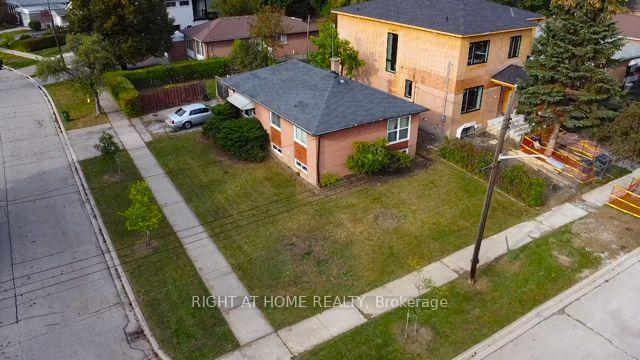Photo 5 of 19 Upminster Crescent, Etobicoke, Eringate-Centennial-West Deane — HOMEH