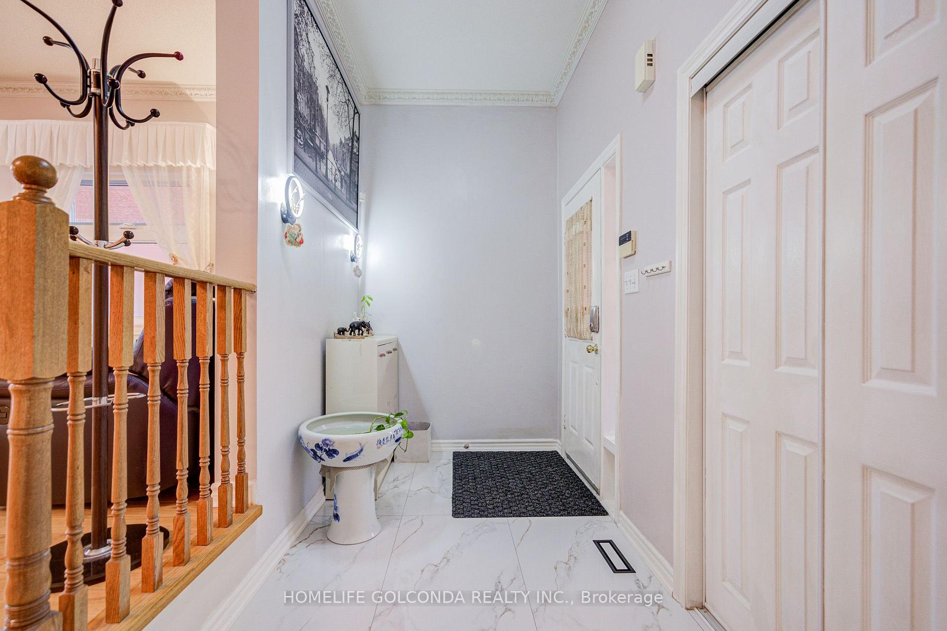 Photo 3 of 25 Eastpine Drive, Markham, Milliken Mills West — HOMEH