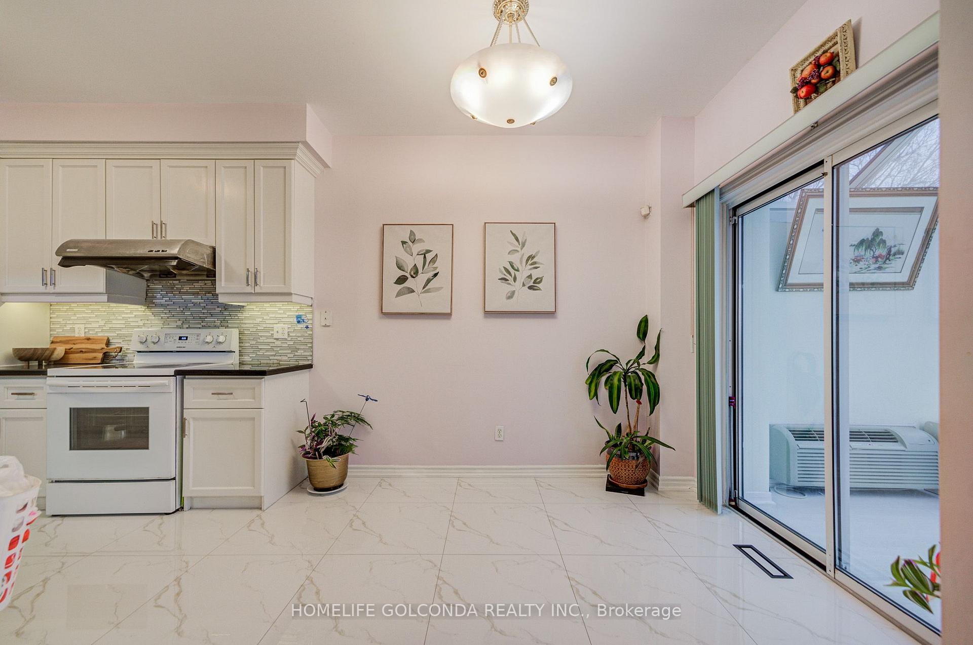 Photo 10 of 25 Eastpine Drive, Markham, Milliken Mills West — HOMEH