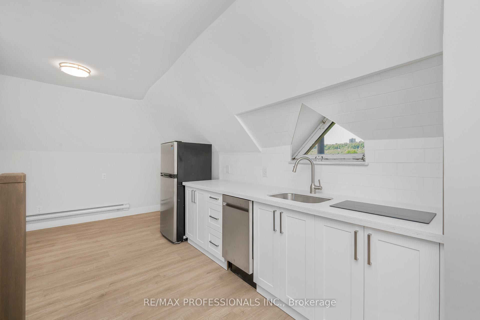 Photo 3 of Unit #3, 388 Wilson Street, Hamilton, Landsdale — HOMEH