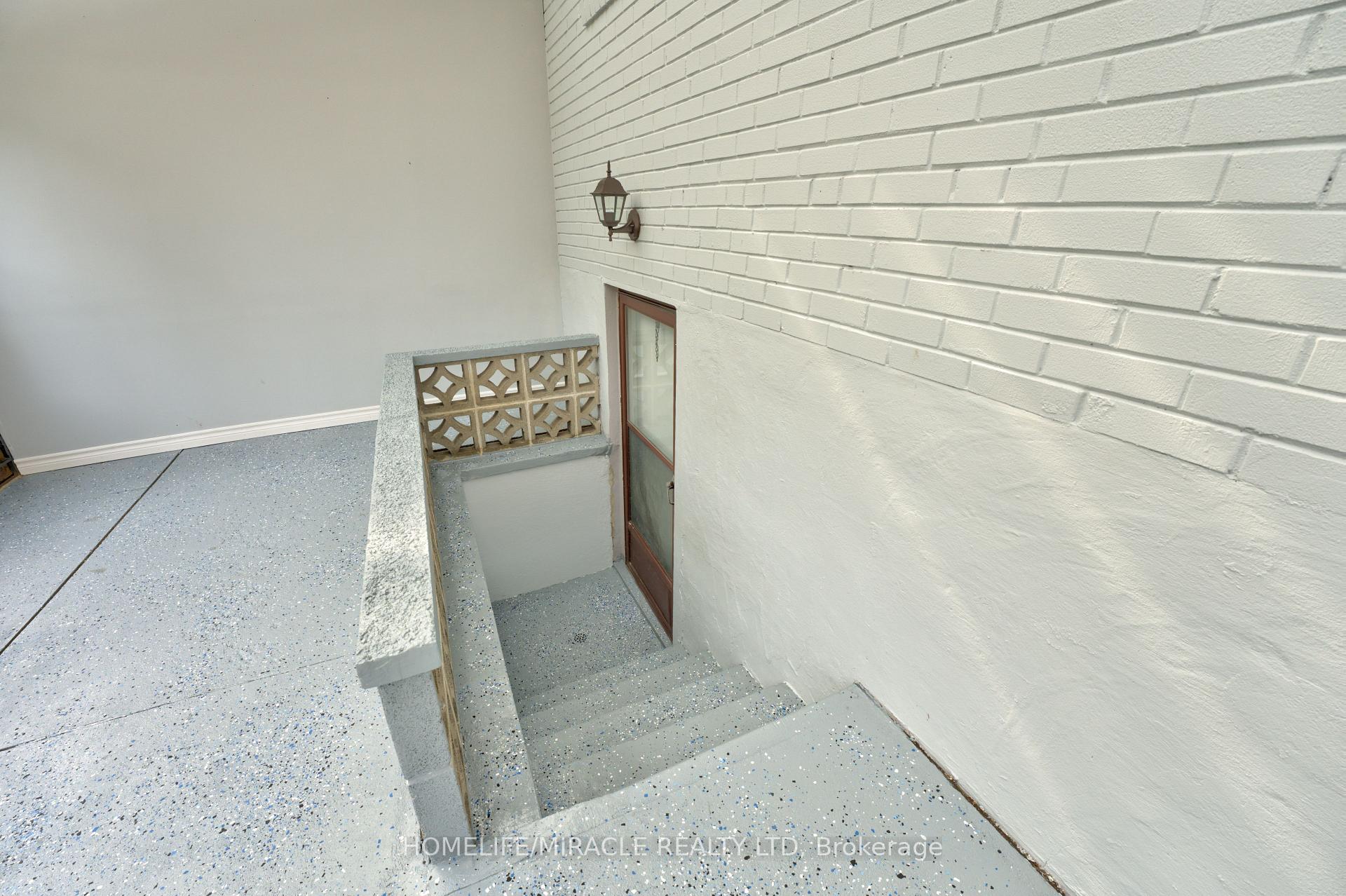 Photo 4 of 85 Silverstone Drive, Etobicoke, Mount Olive-Silverstone-Jamestown — HOMEH
