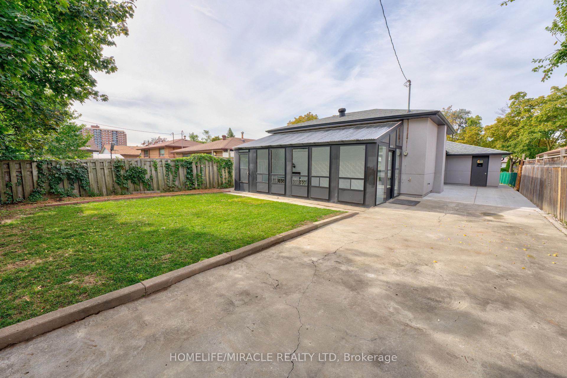 Photo 17 of 85 Silverstone Drive, Etobicoke, Mount Olive-Silverstone-Jamestown — HOMEH