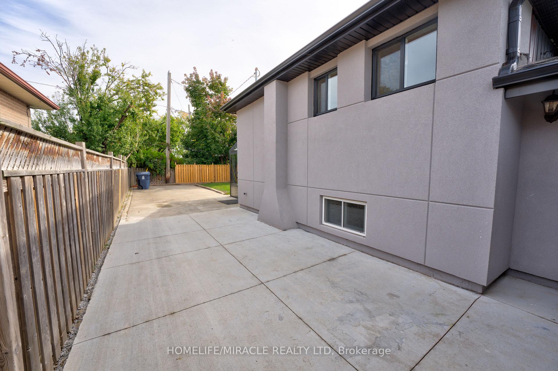 Photo 18 of 85 Silverstone Drive, Etobicoke, Mount Olive-Silverstone-Jamestown — HOMEH