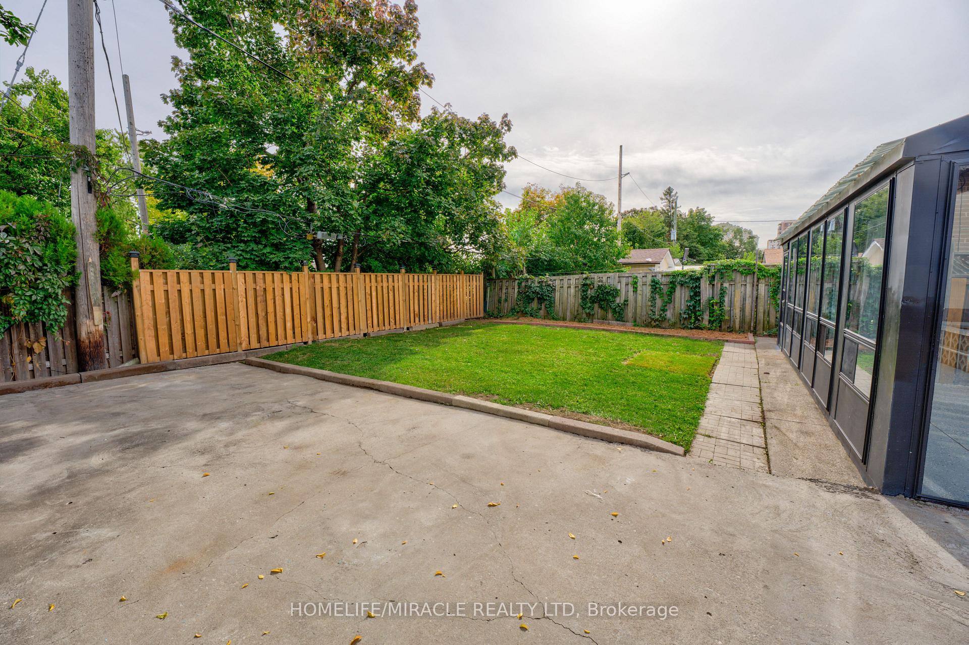 Photo 20 of 85 Silverstone Drive, Etobicoke, Mount Olive-Silverstone-Jamestown — HOMEH