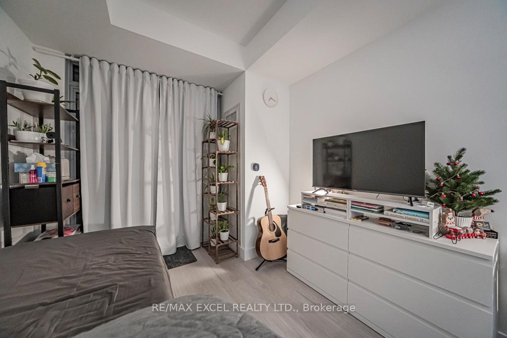 Photo 5 of Unit 302, 625 Sheppard Avenue E, North York, Bayview Village — HOMEH