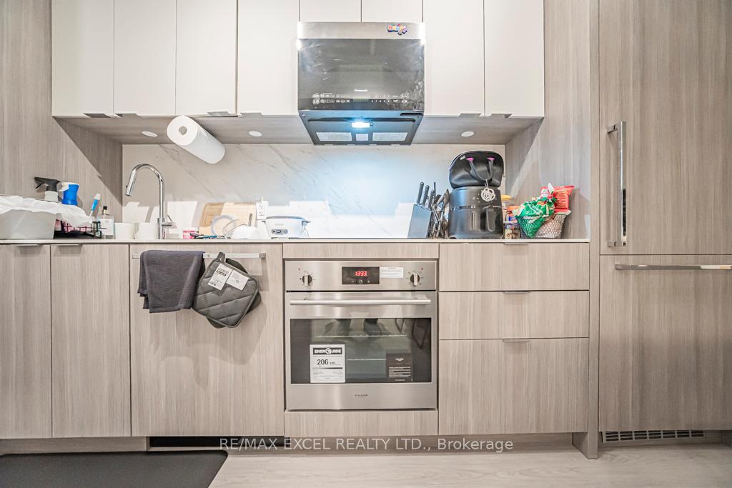 Photo 10 of Unit 302, 625 Sheppard Avenue E, North York, Bayview Village — HOMEH