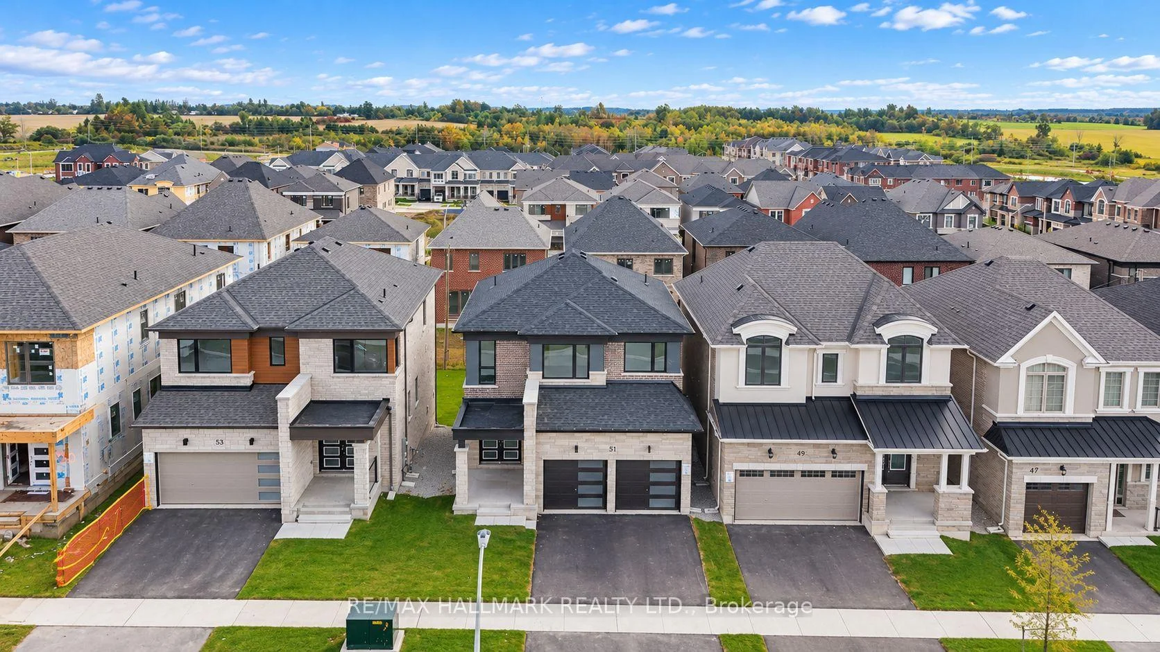 Photo 4 of 51 Gretzky Avenue, Barrie, Rural Barrie Southeast — HOMEH