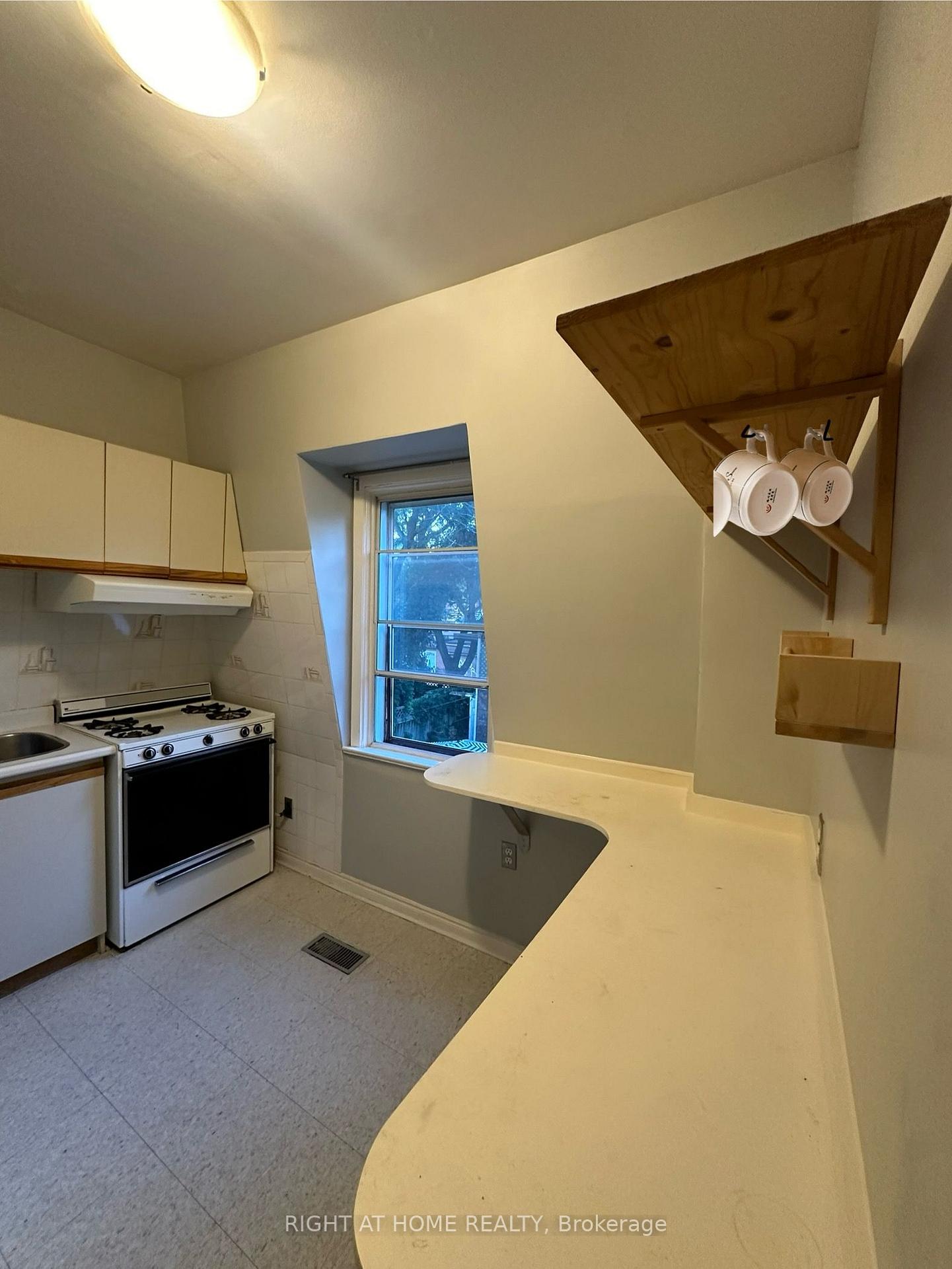 Photo 6 of Unit Apt A, 483 Manning Avenue, Toronto, Palmerston-Little Italy — HOMEH