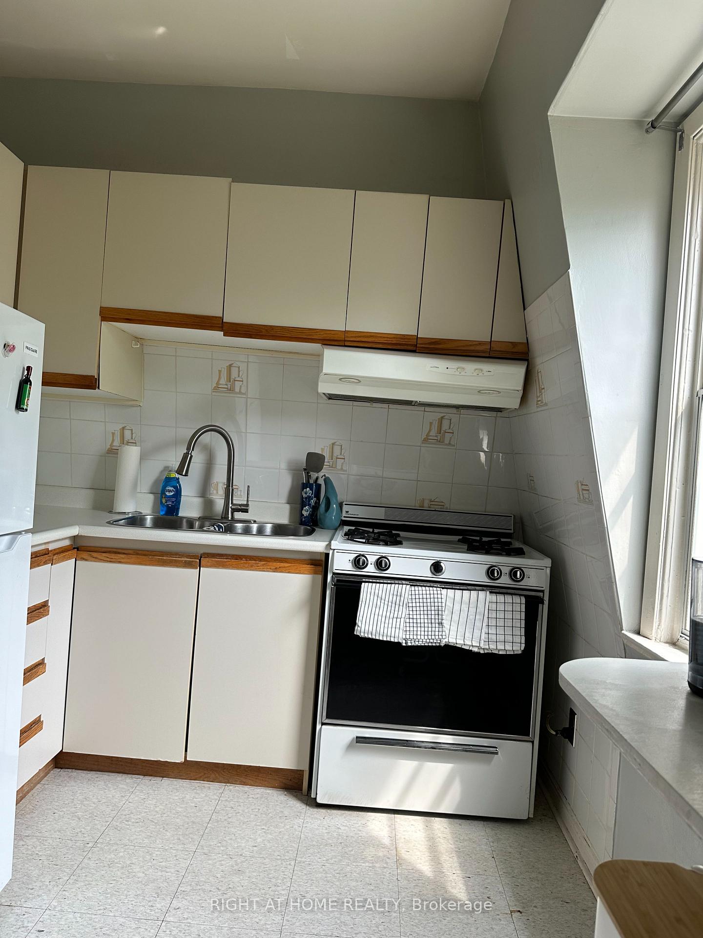 Photo 9 of Unit Apt A, 483 Manning Avenue, Toronto, Palmerston-Little Italy — HOMEH