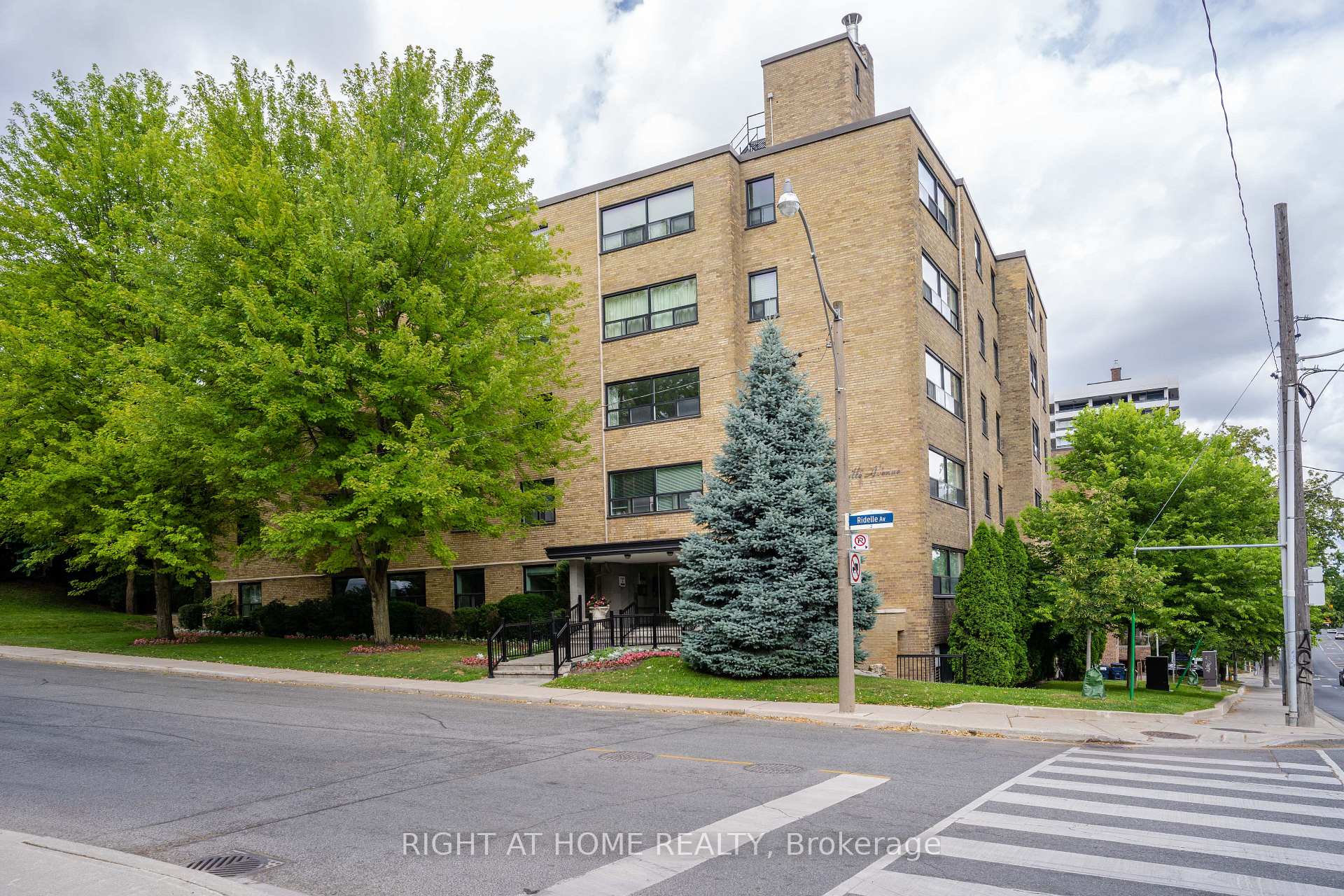 Photo of Unit 502, 2 Ridelle Avenue