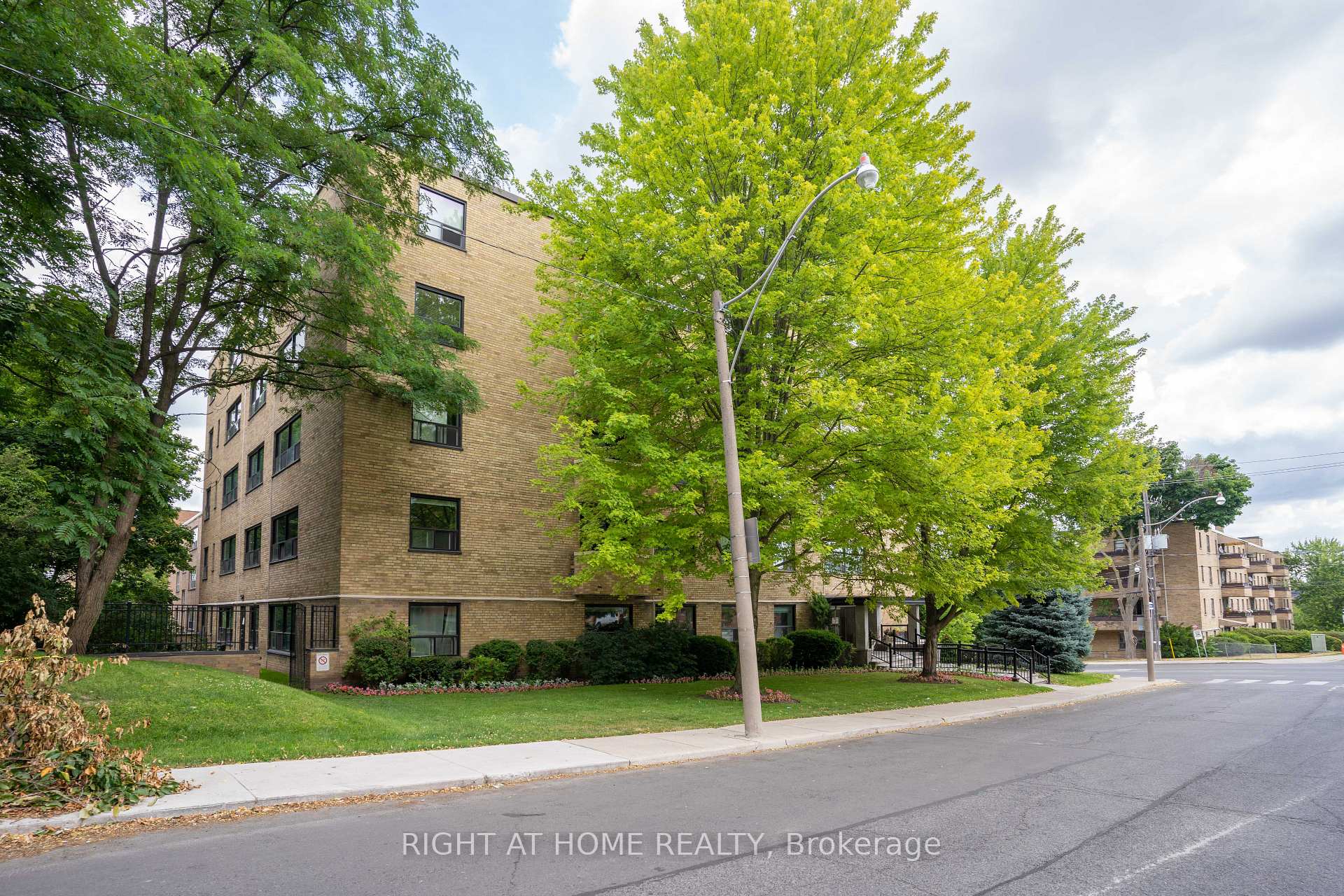 Photo 2 of Unit 502, 2 Ridelle Avenue, Toronto, Forest Hill North — HOMEH
