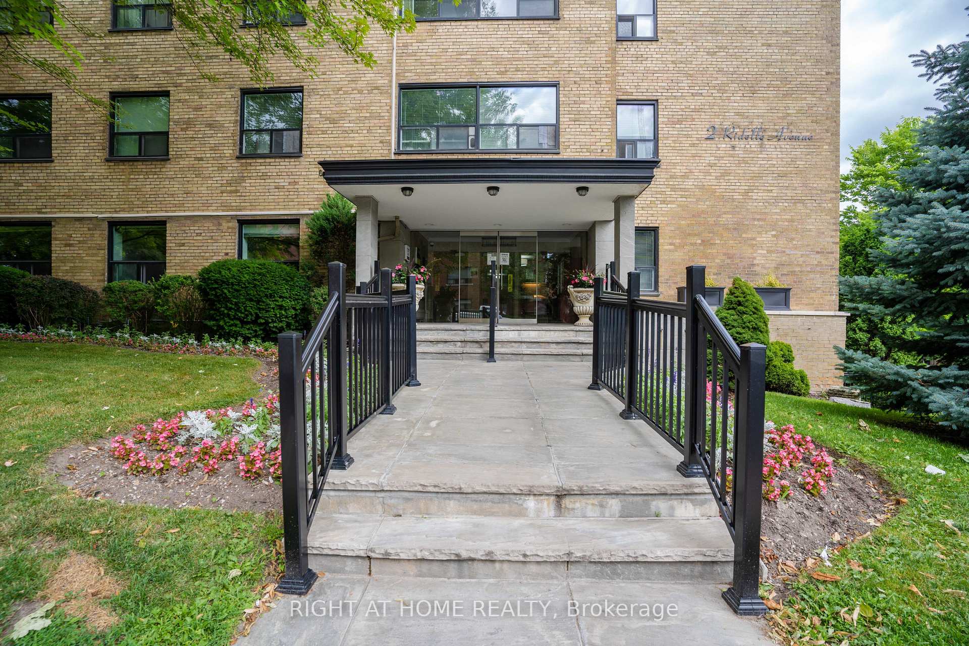 Photo 3 of Unit 502, 2 Ridelle Avenue, Toronto, Forest Hill North — HOMEH