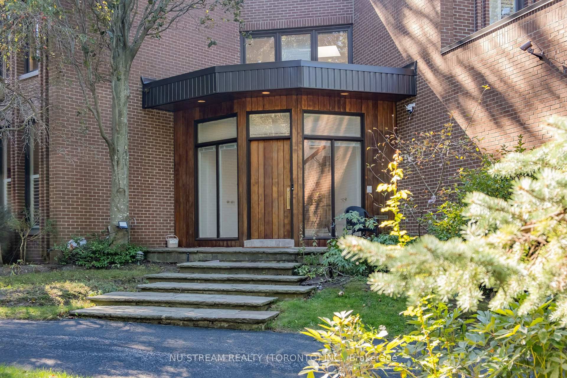 Photo 2 of 35 Penwood Crescent, North York, Banbury-Don Mills — HOMEH