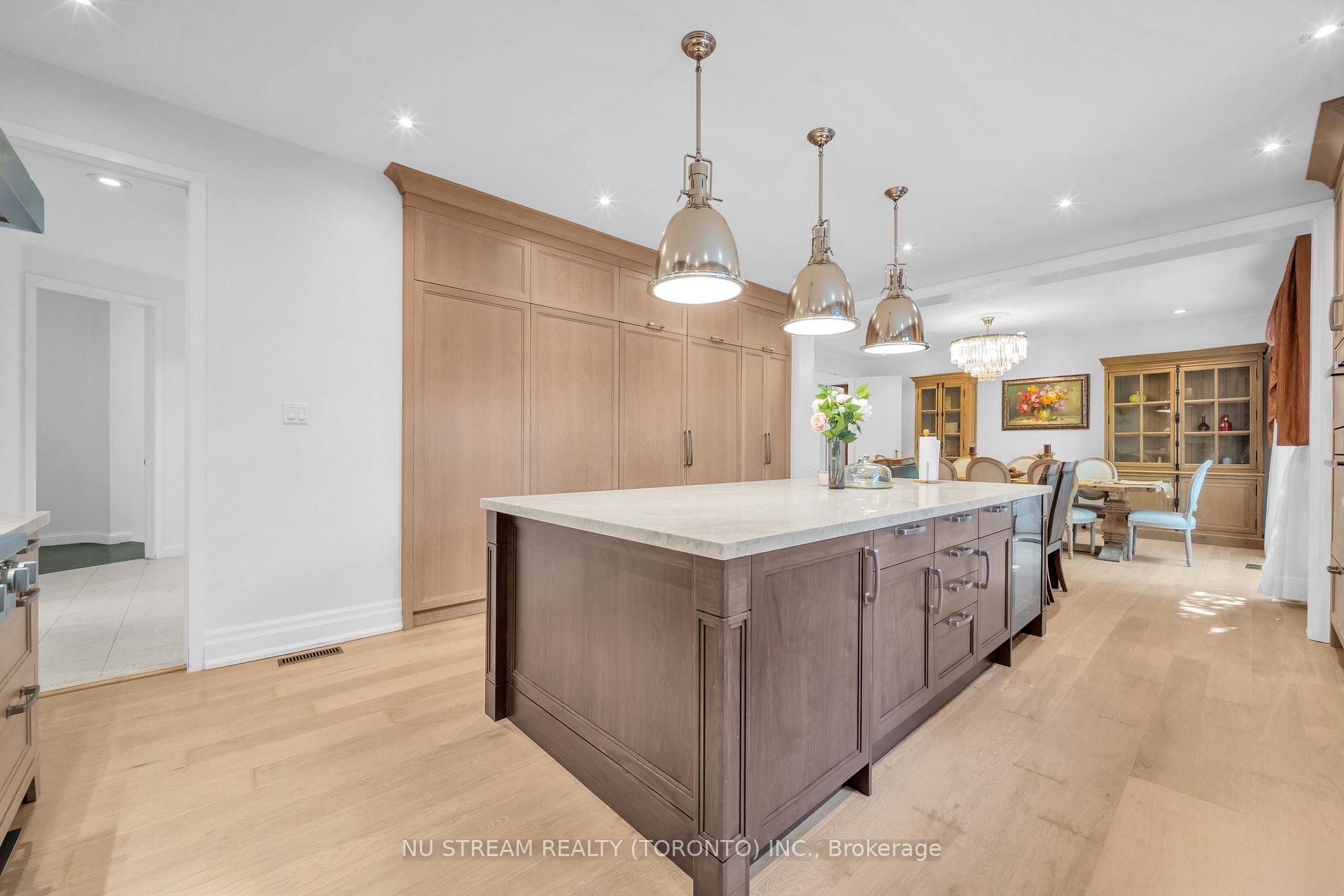 Photo 9 of 35 Penwood Crescent, North York, Banbury-Don Mills — HOMEH