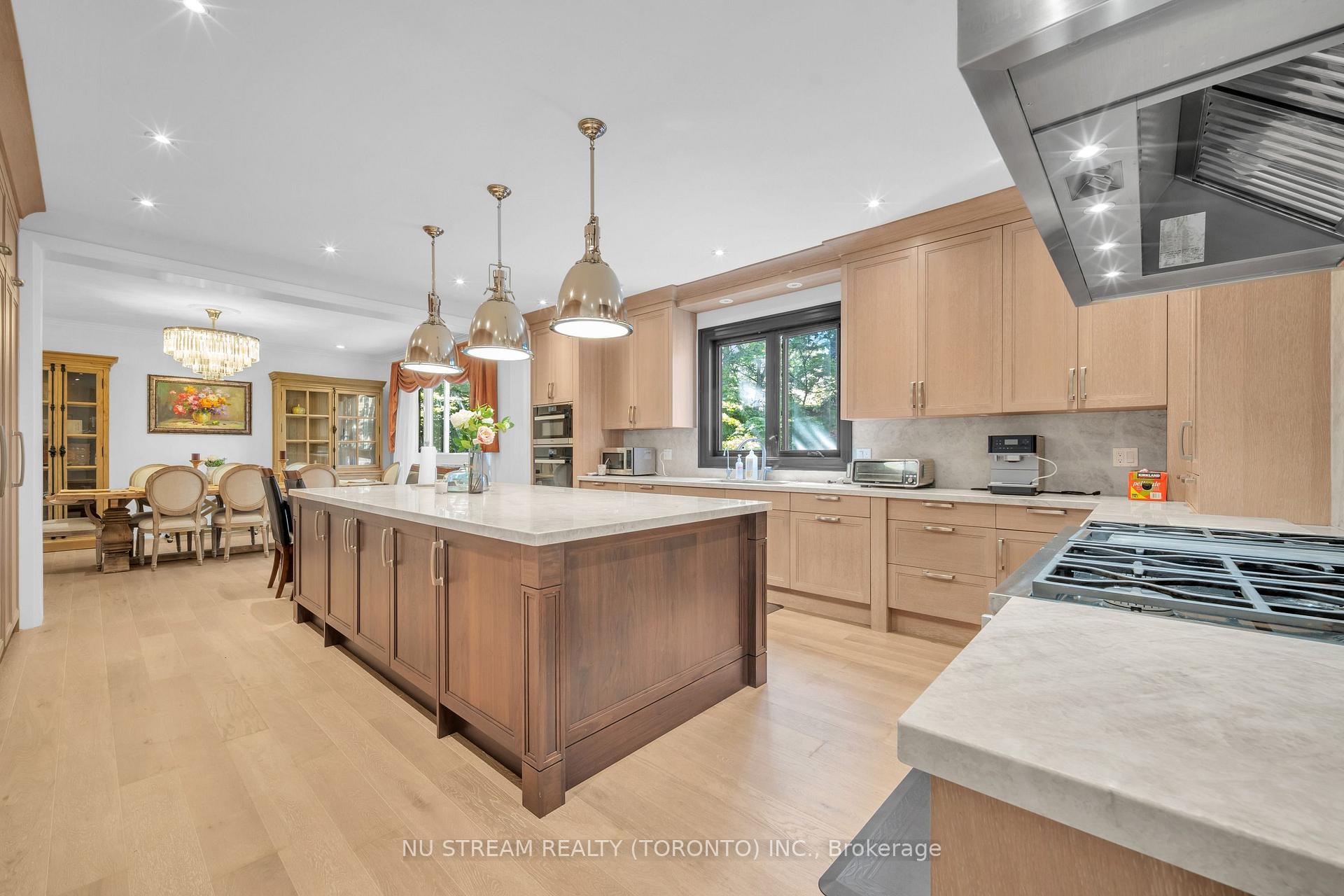Photo 10 of 35 Penwood Crescent, North York, Banbury-Don Mills — HOMEH