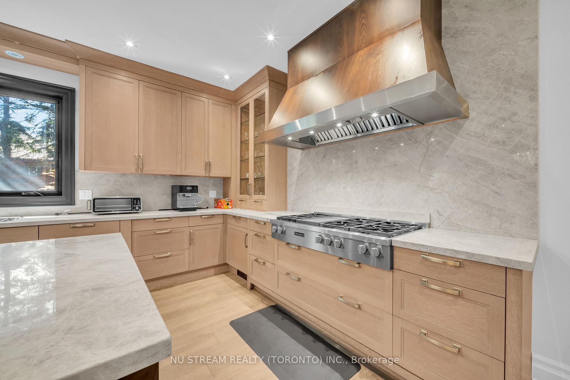 Photo 12 of 35 Penwood Crescent, North York, Banbury-Don Mills — HOMEH