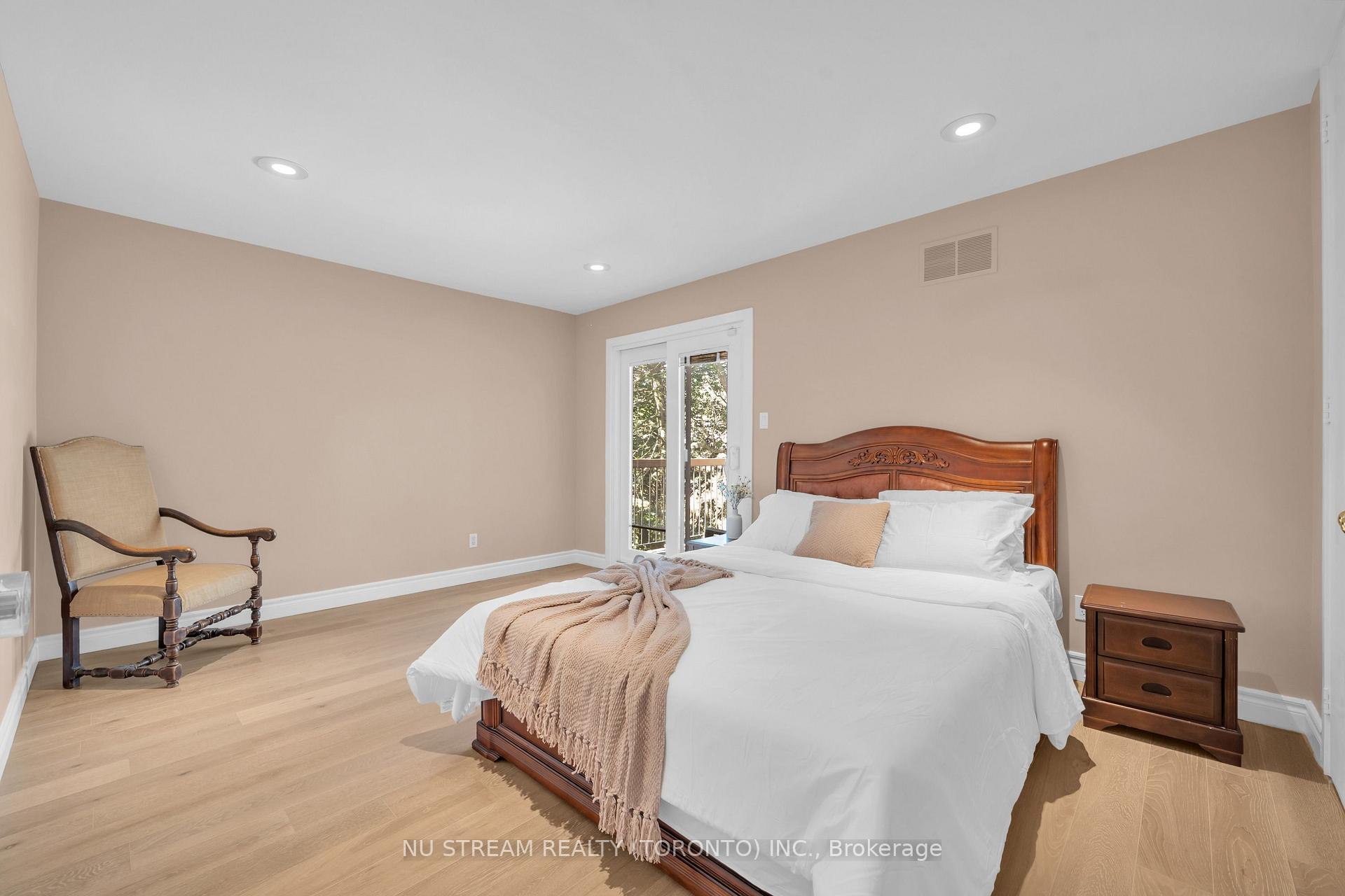 Photo 36 of 35 Penwood Crescent, North York, Banbury-Don Mills — HOMEH