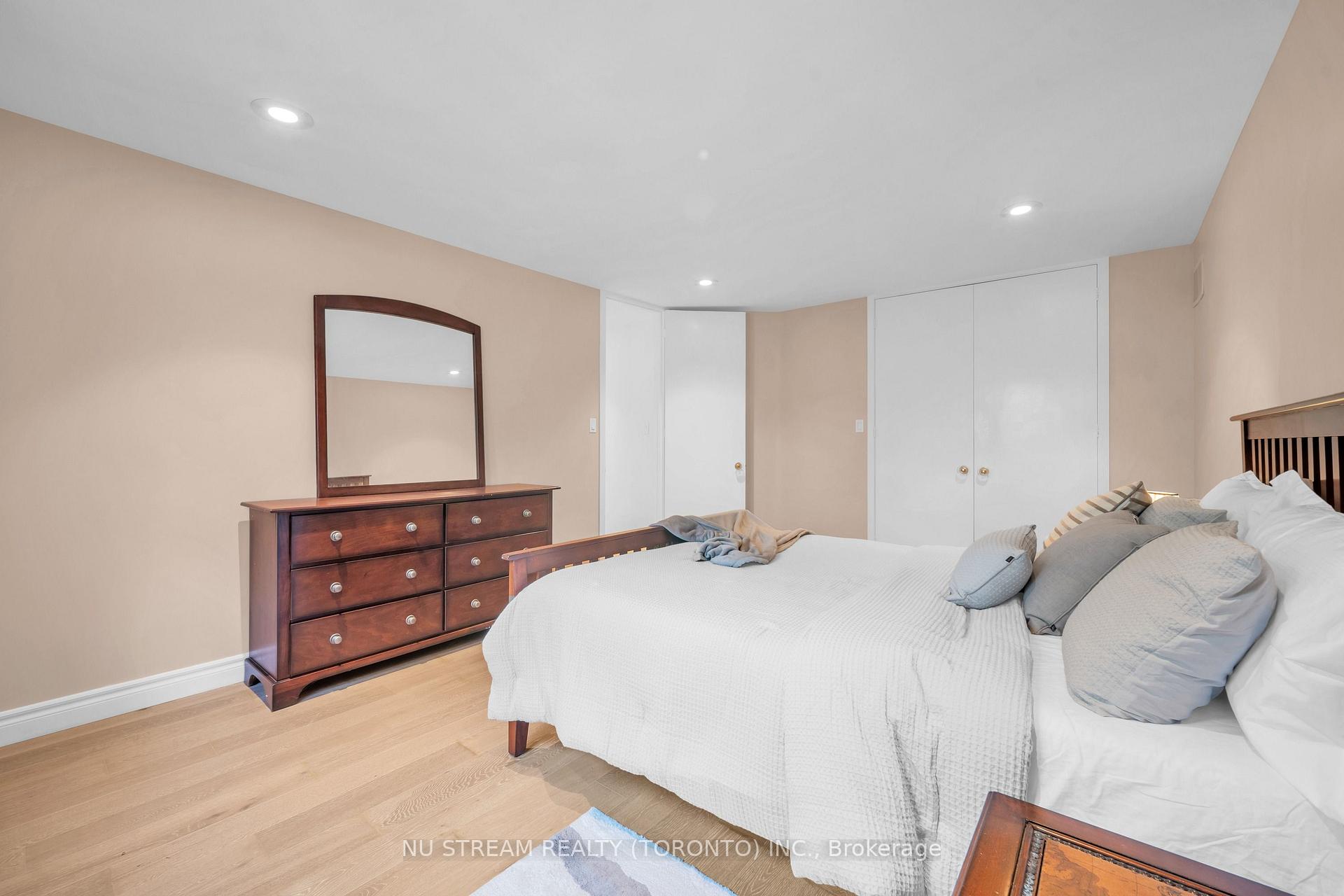 Photo 38 of 35 Penwood Crescent, North York, Banbury-Don Mills — HOMEH